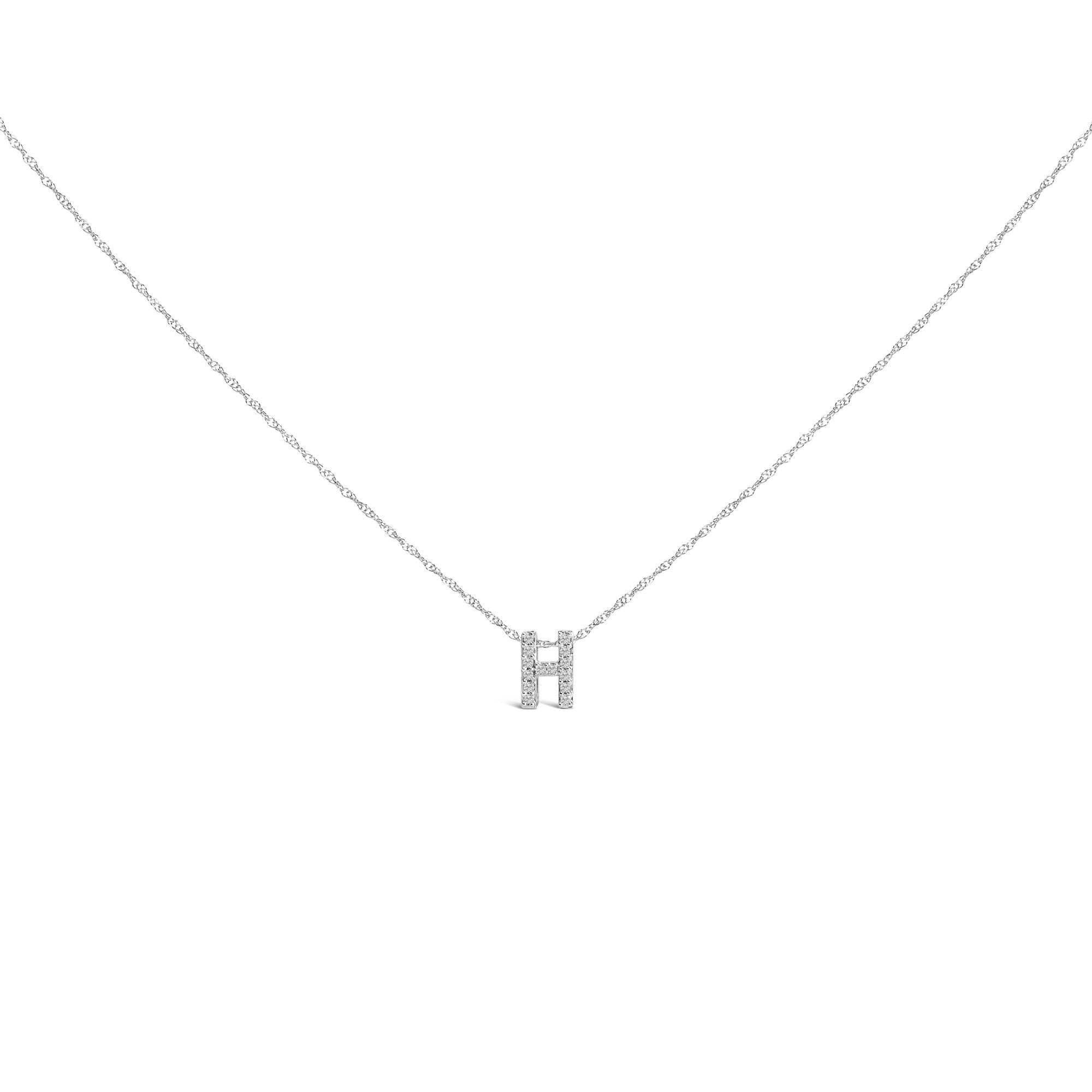 Mit persönlicher Symbolik und dezentem Glamour zelebriert diese exquisite Halskette mit Anhänger Identität und Individualität durch ihr funkelndes Design. Der charmante Anhänger mit dem Buchstaben 