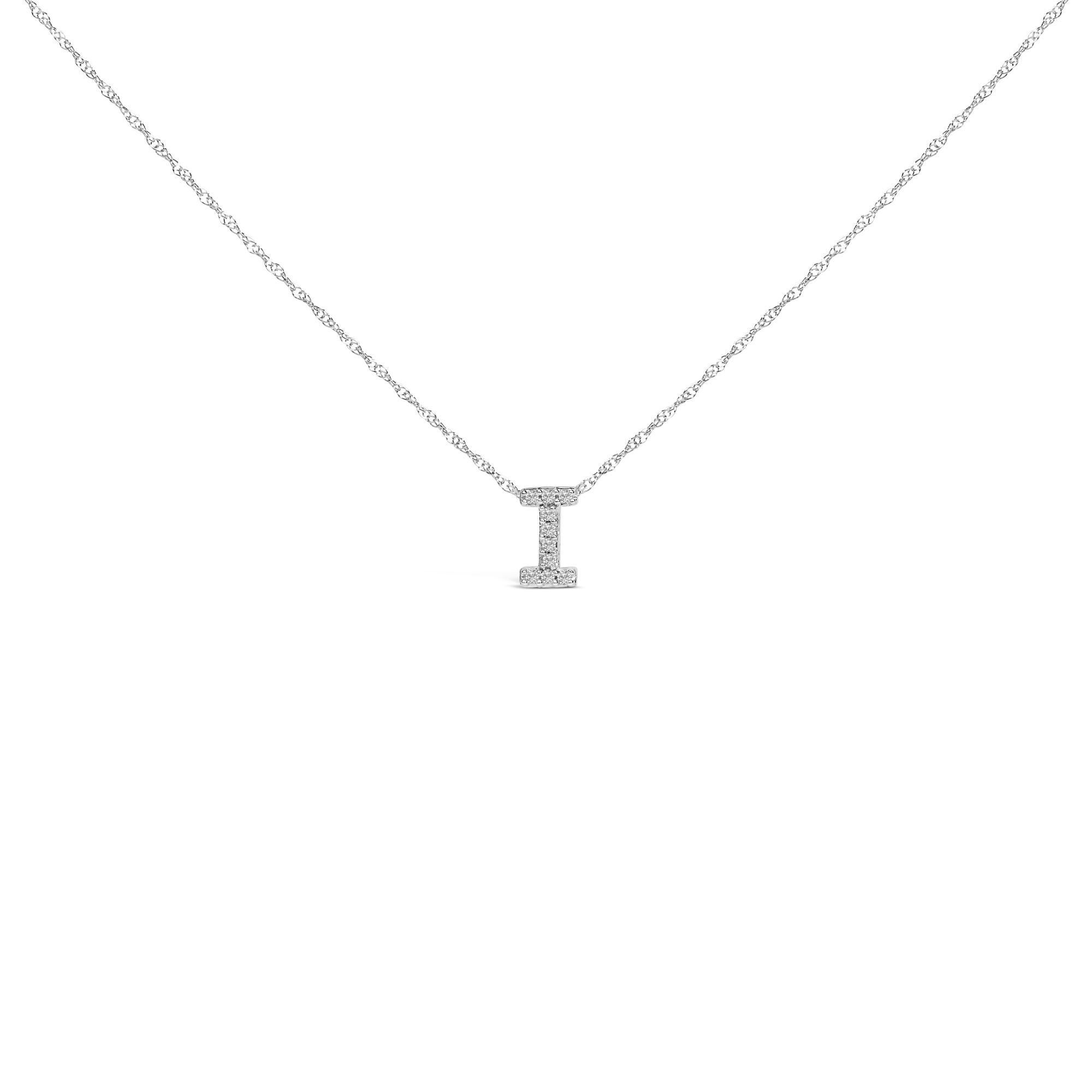 Impregnata di simbolismo personale e fascino sobrio, questa squisita collana con ciondolo celebra l'identità e l'individualità attraverso il suo design scintillante. Realizzato in radioso oro bianco 10K, meticolosamente rodiato per una maggiore