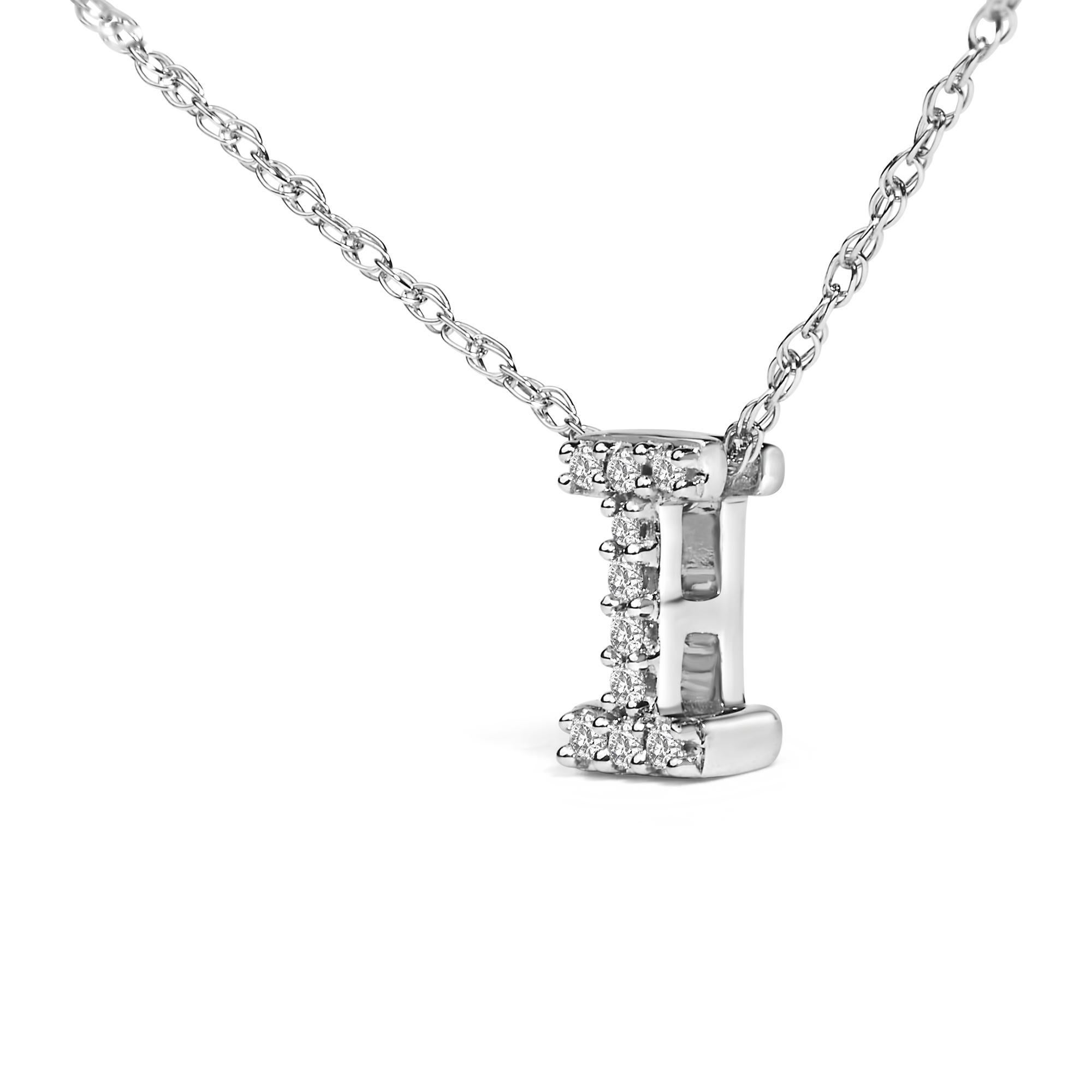 Moderno Collana con ciondolo iniziale dell'alfabeto in oro bianco 10K con accenti di diamanti 