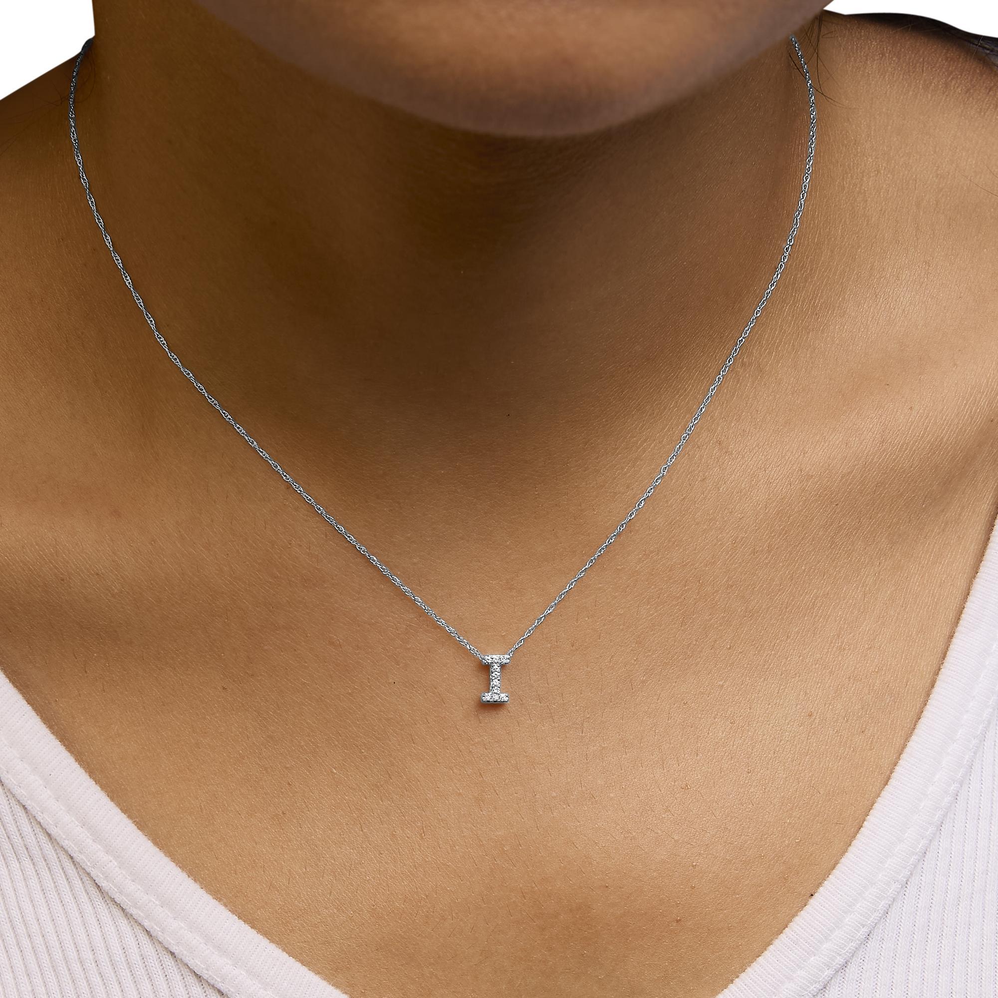 Taglio rotondo Collana con ciondolo iniziale dell'alfabeto in oro bianco 10K con accenti di diamanti 