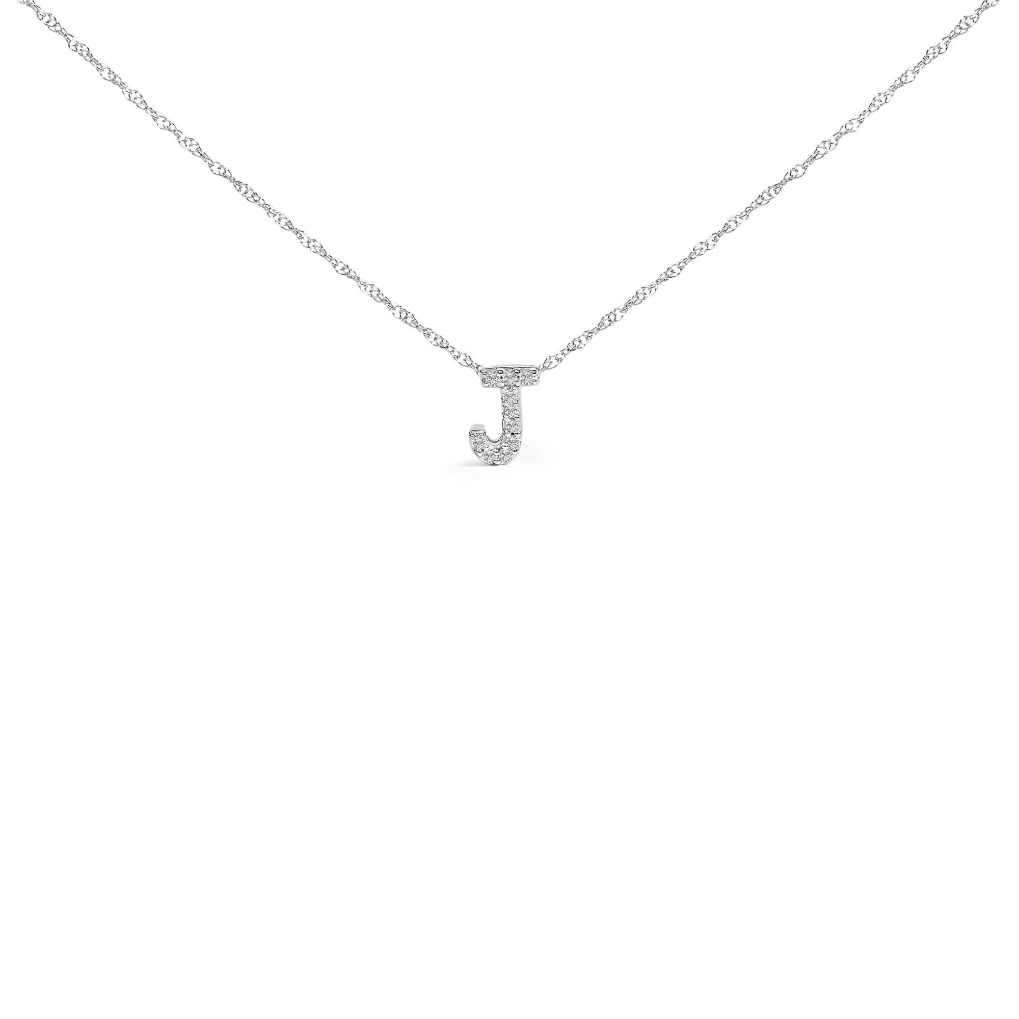 Impregnata di simbolismo personale e fascino sobrio, questa squisita collana con ciondolo celebra l'identità e l'individualità attraverso il suo design scintillante. Realizzato in radioso oro bianco 10K, meticolosamente rodiato per una maggiore