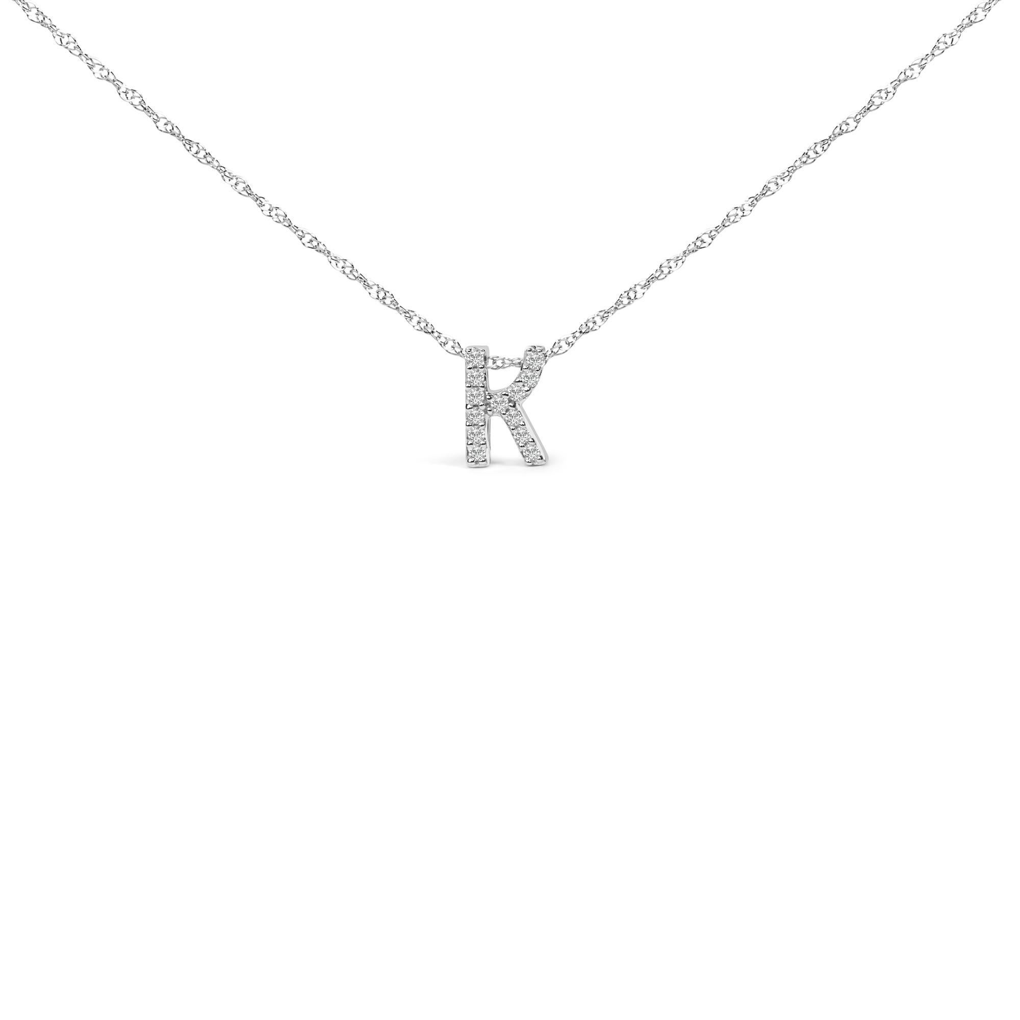 Imbuido de simbolismo personal y glamour discreto, este exquisito collar colgante celebra la identidad y la individualidad a través de su brillante diseño. Fabricado en radiante oro blanco de 10 quilates, meticulosamente rodiado para realzar su