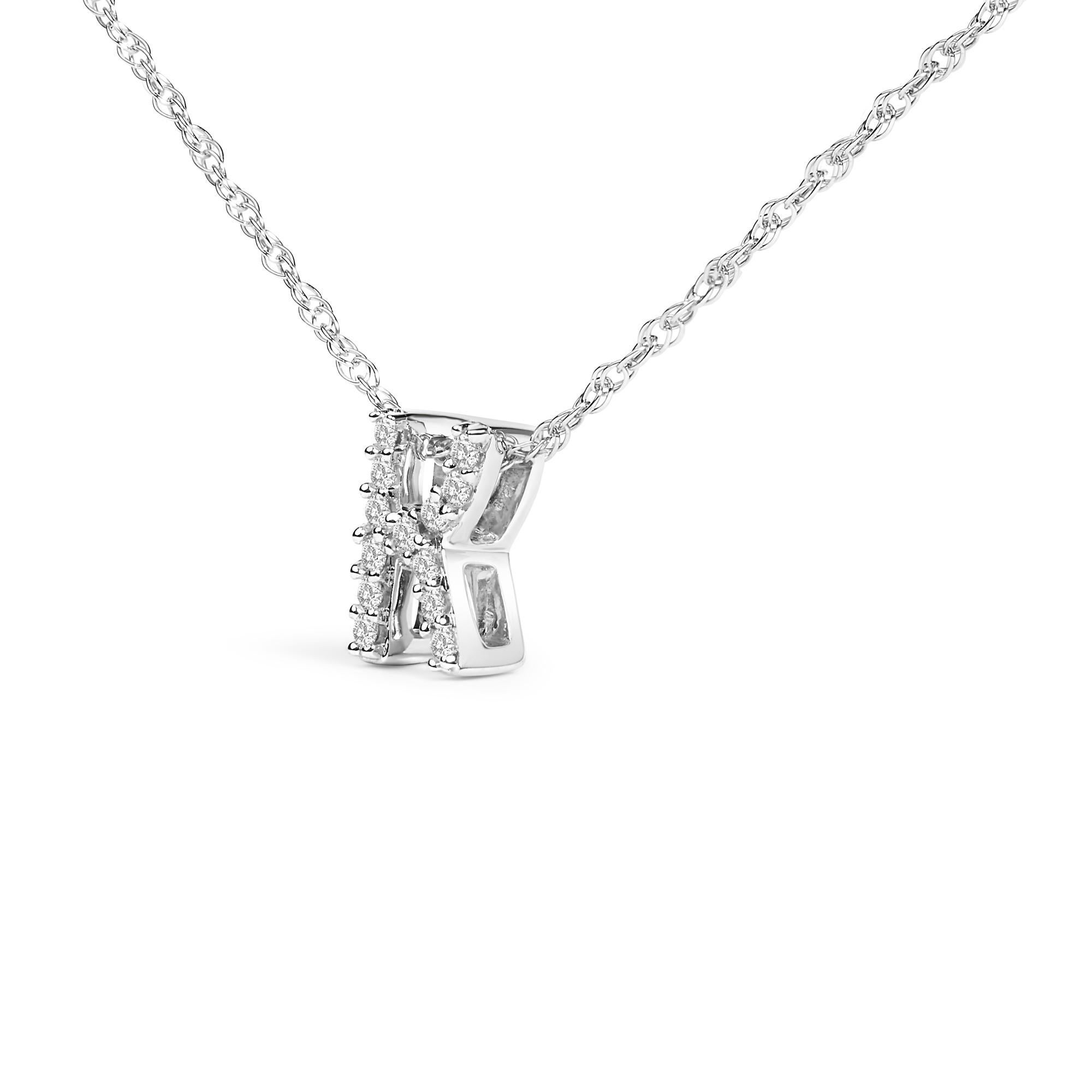 Collar colgante de oro blanco de 10 quilates con acento de diamantes con la inicial del alfabeto 