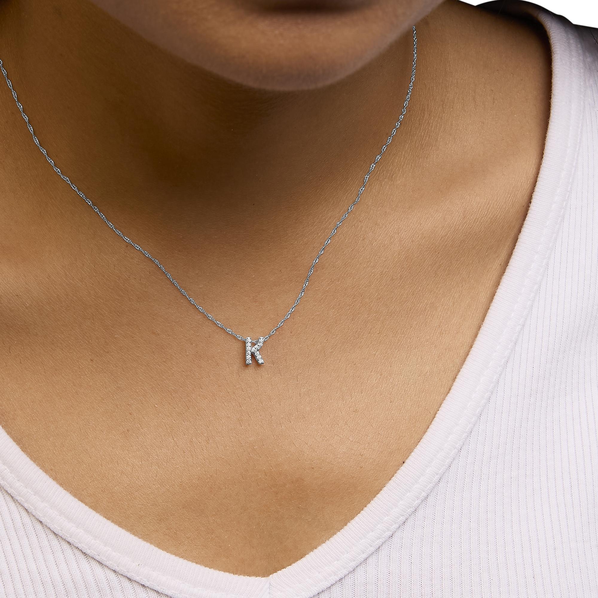 Collar colgante de oro blanco de 10 quilates con acento de diamantes con la inicial del alfabeto 
