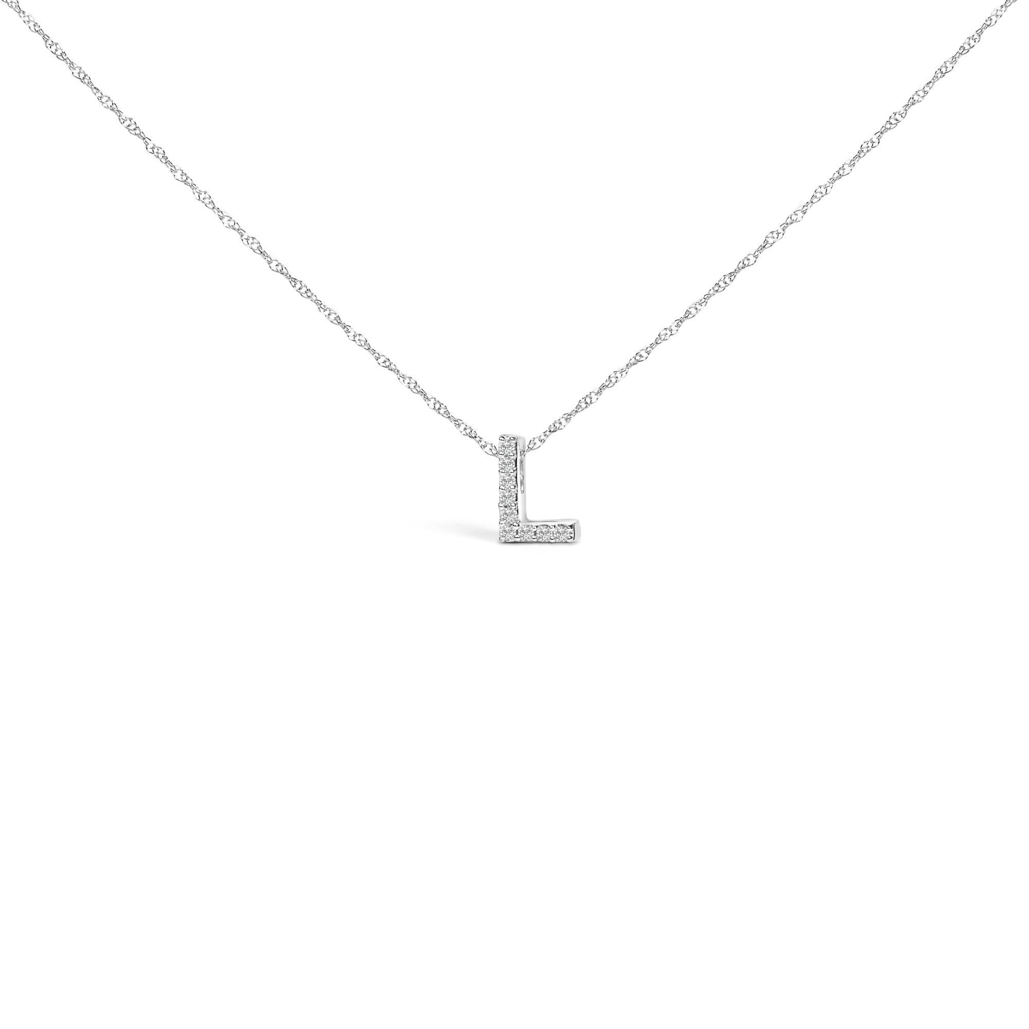 Mit persönlicher Symbolik und dezentem Glamour zelebriert diese exquisite Halskette mit Anhänger Identität und Individualität durch ihr funkelndes Design. Der charmante Anhänger mit dem Buchstaben 