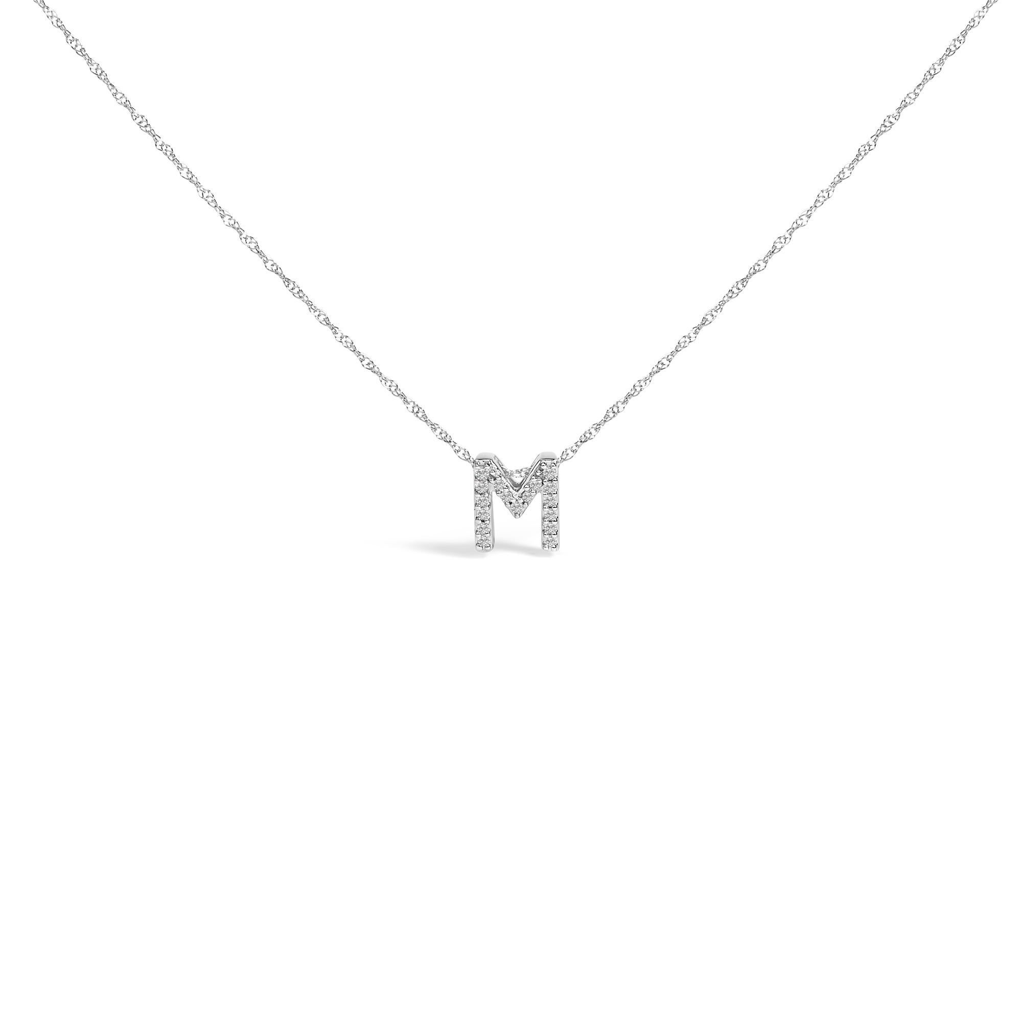 Imprégné d'un symbolisme personnel et d'un glamour discret, ce collier pendentif exquis célèbre l'identité et l'individualité grâce à son design étincelant. Façonné en or blanc 10 carats, méticuleusement rhodié pour en rehausser l'éclat, le charmant