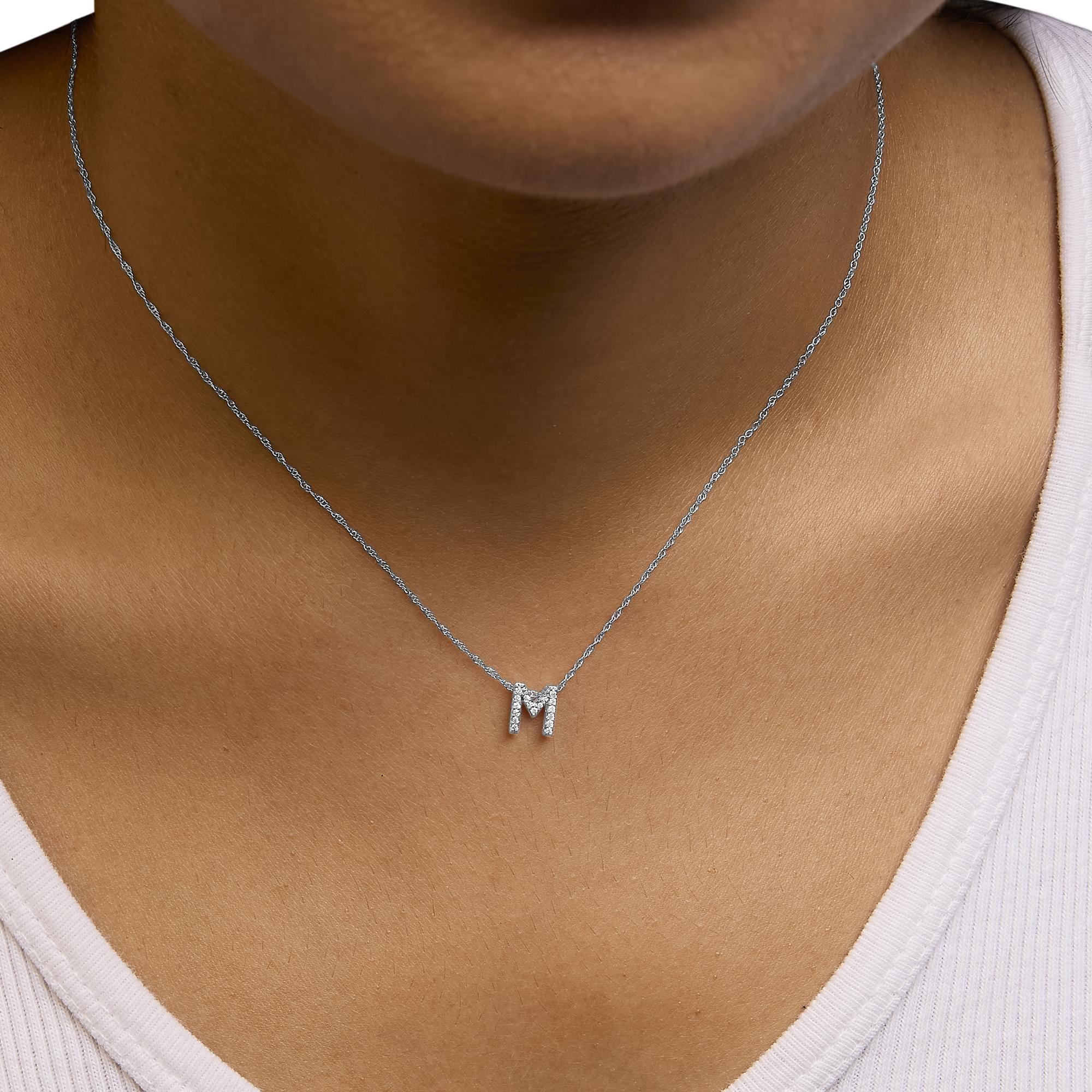 Collier pendentif initial Alphabet « M » en or blanc 10 carats avec diamants Neuf à New York, NY