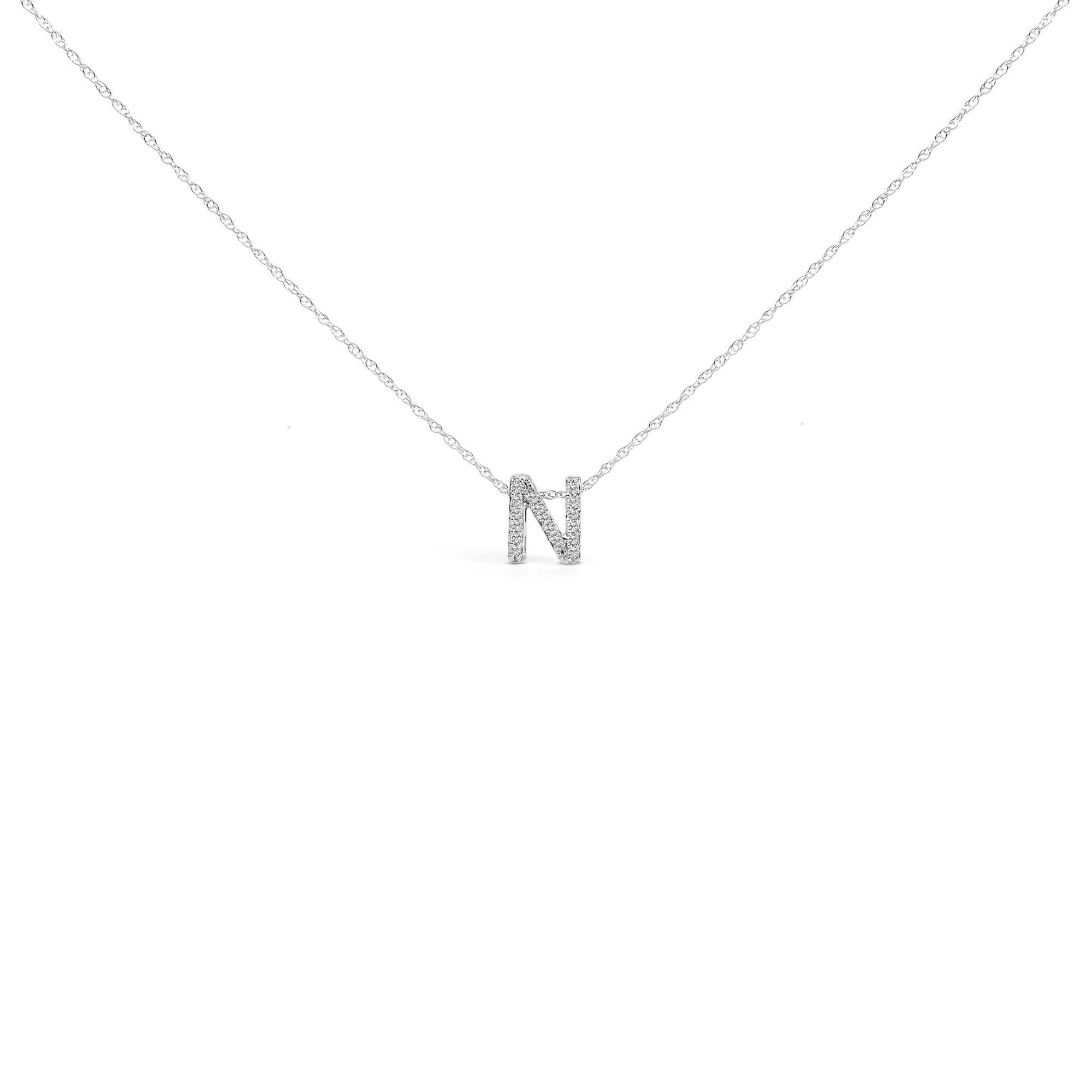 Impregnata di simbolismo personale e fascino sobrio, questa squisita collana con ciondolo celebra l'identità e l'individualità attraverso il suo design scintillante. Realizzato in radioso oro bianco 10K, meticolosamente rodiato per una maggiore