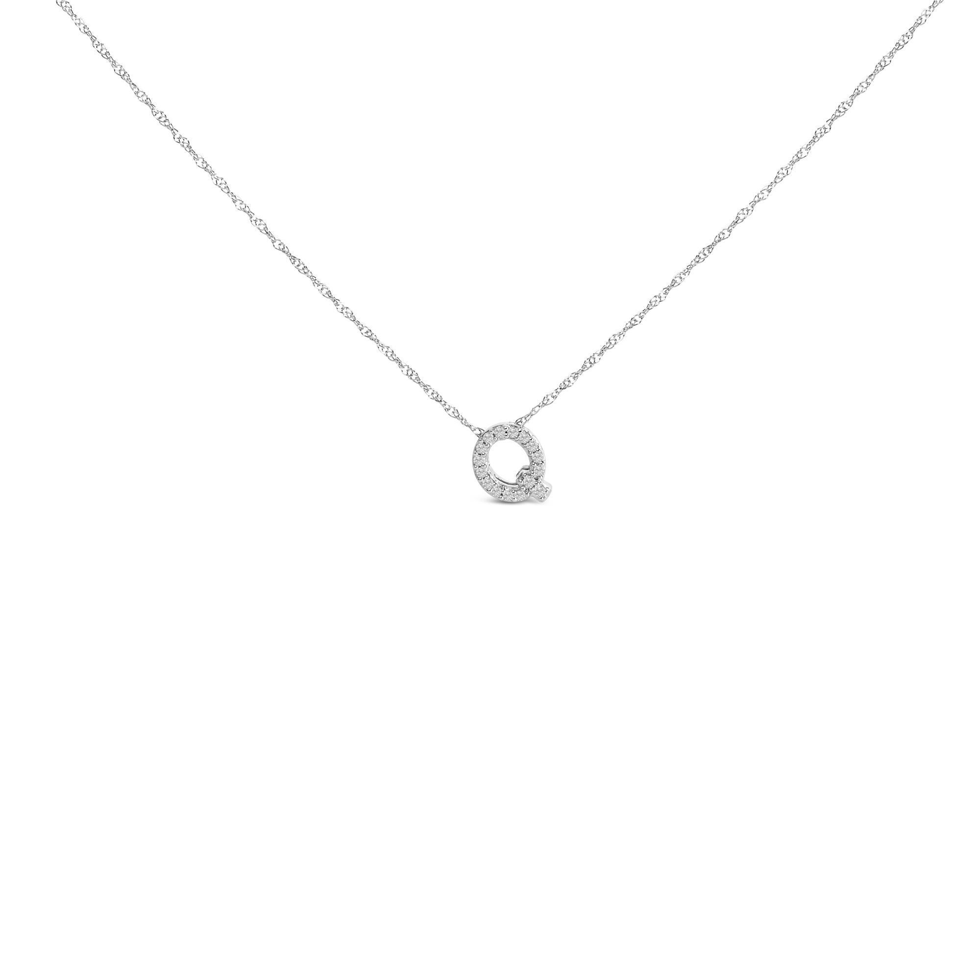Impregnata di simbolismo personale e fascino sobrio, questa squisita collana con ciondolo celebra l'identità e l'individualità attraverso il suo design scintillante. Realizzato in radioso oro bianco 10K, meticolosamente rodiato per una maggiore