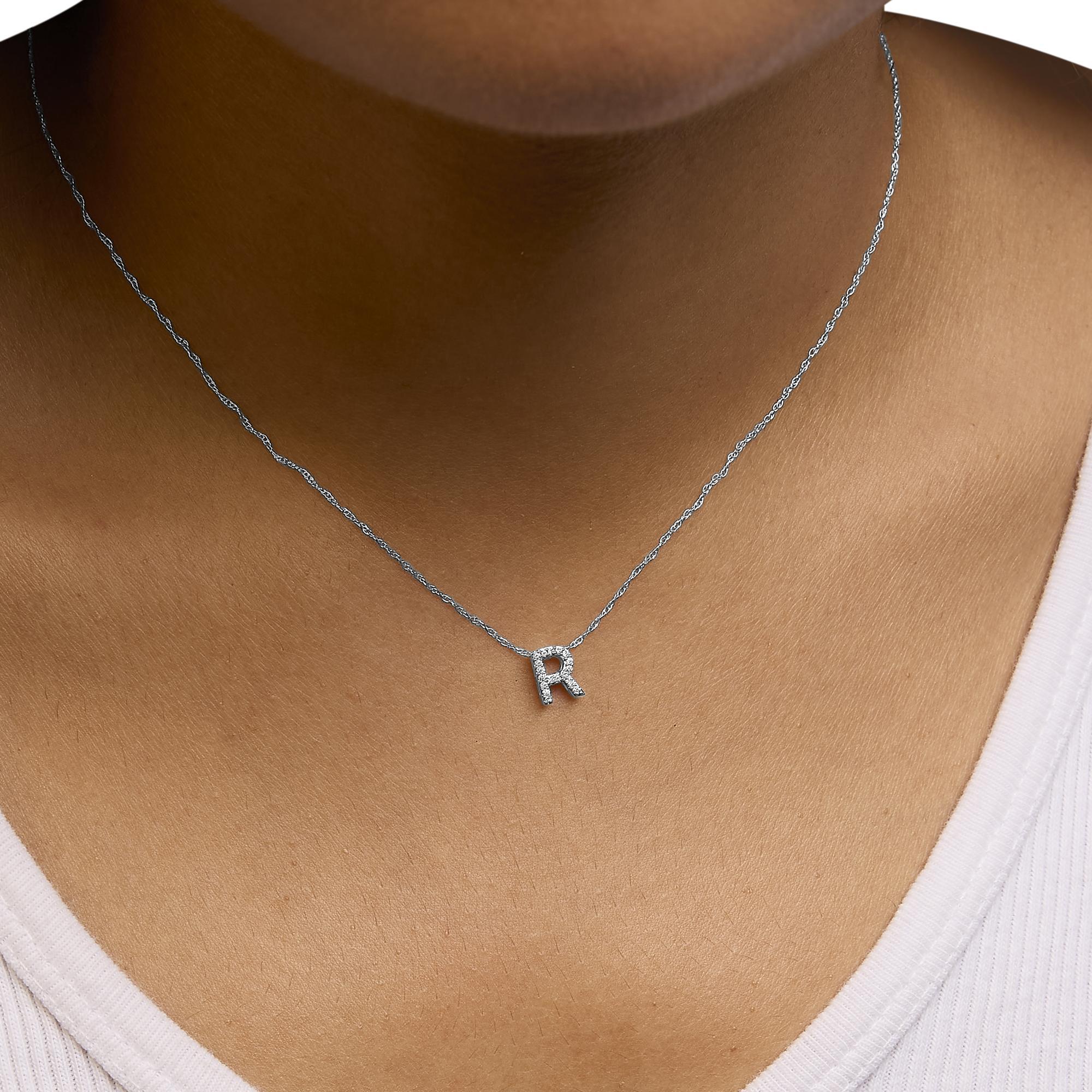 Halskette mit Initialenanhänger, 10 Karat Weißgold Diamant-Akzent 