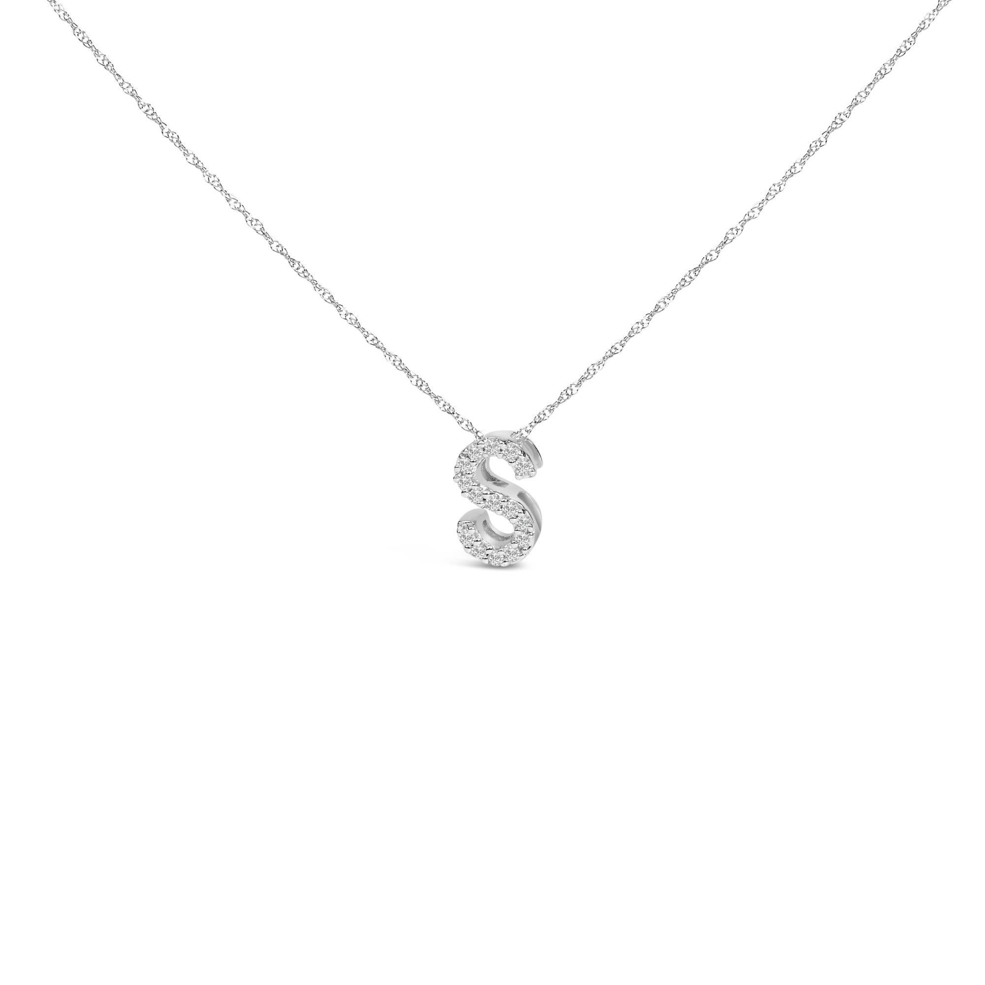 Impregnata di simbolismo personale e fascino sobrio, questa squisita collana con ciondolo celebra l'identità e l'individualità attraverso il suo design scintillante. Realizzato in radioso oro bianco 10K, meticolosamente rodiato per una maggiore