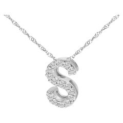 Collar colgante con inicial del alfabeto "S" en oro blanco de 10 quilates con detalles de diamantes