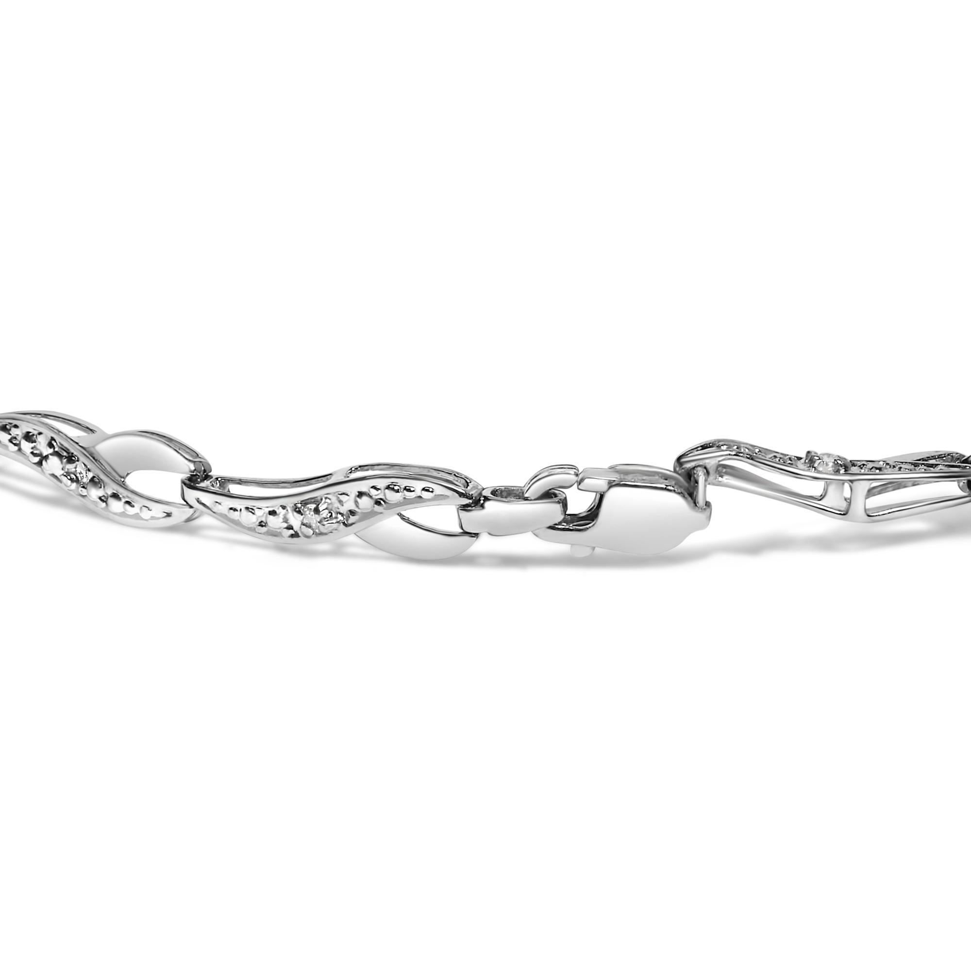 Plongez dans l'élégance discrète de ce bracelet en or blanc 10 carats, où l'allure du design des maillons en spirale s'entrelace sans effort avec l'éclat des diamants naturels. Chaque pierre précieuse, de couleur H-I et de pureté I3, est