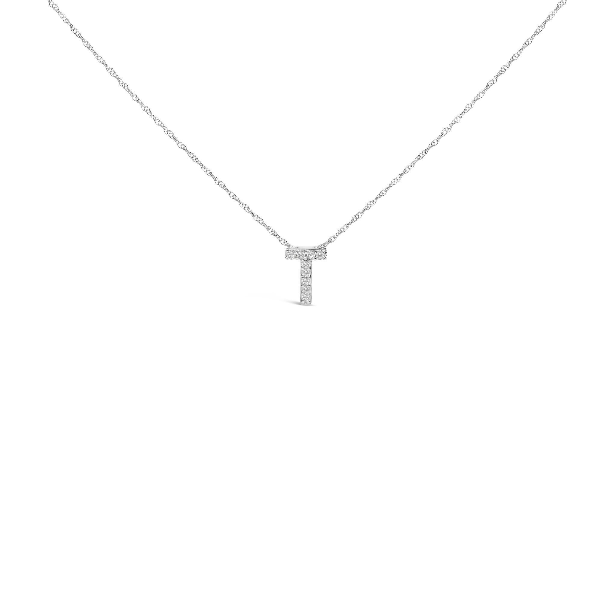 Impregnata di simbolismo personale e fascino sobrio, questa squisita collana con ciondolo celebra l'identità e l'individualità attraverso il suo design scintillante. Realizzato in radioso oro bianco 10K, meticolosamente rodiato per una maggiore