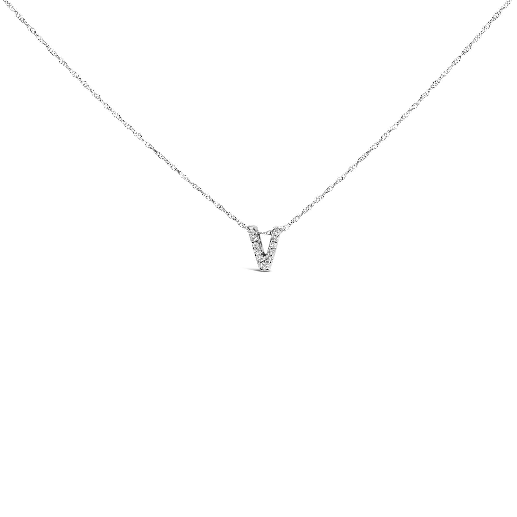 Impregnata di simbolismo personale e fascino sobrio, questa squisita collana con ciondolo celebra l'identità e l'individualità attraverso il suo design scintillante. Realizzato in radioso oro bianco 10K, meticolosamente rodiato per una maggiore