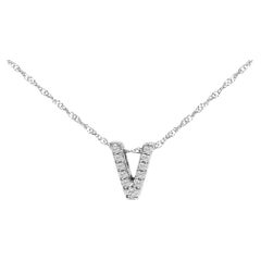 Collana con ciondolo con iniziale alfabetica "V" in oro bianco 10K con accenti di diamante