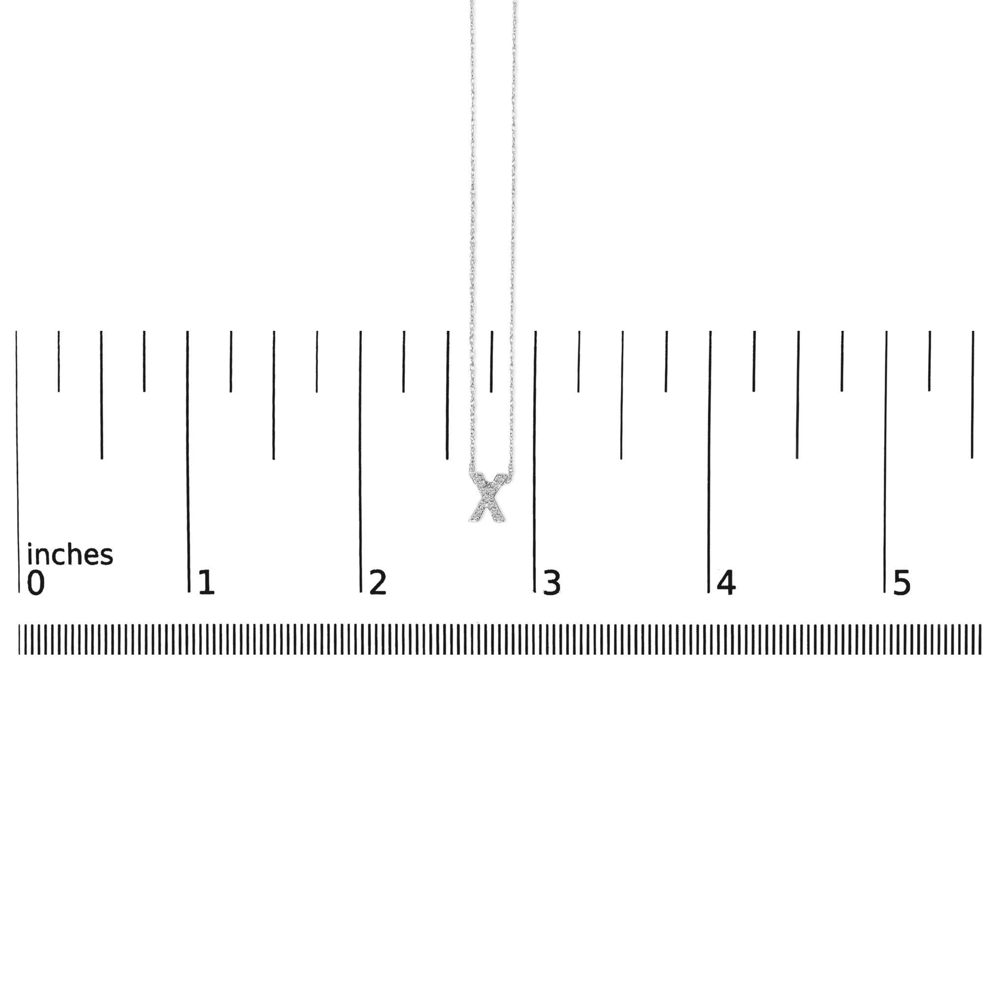 Halskette mit Initialenanhänger, 10 Karat Weißgold Diamant-Akzent 