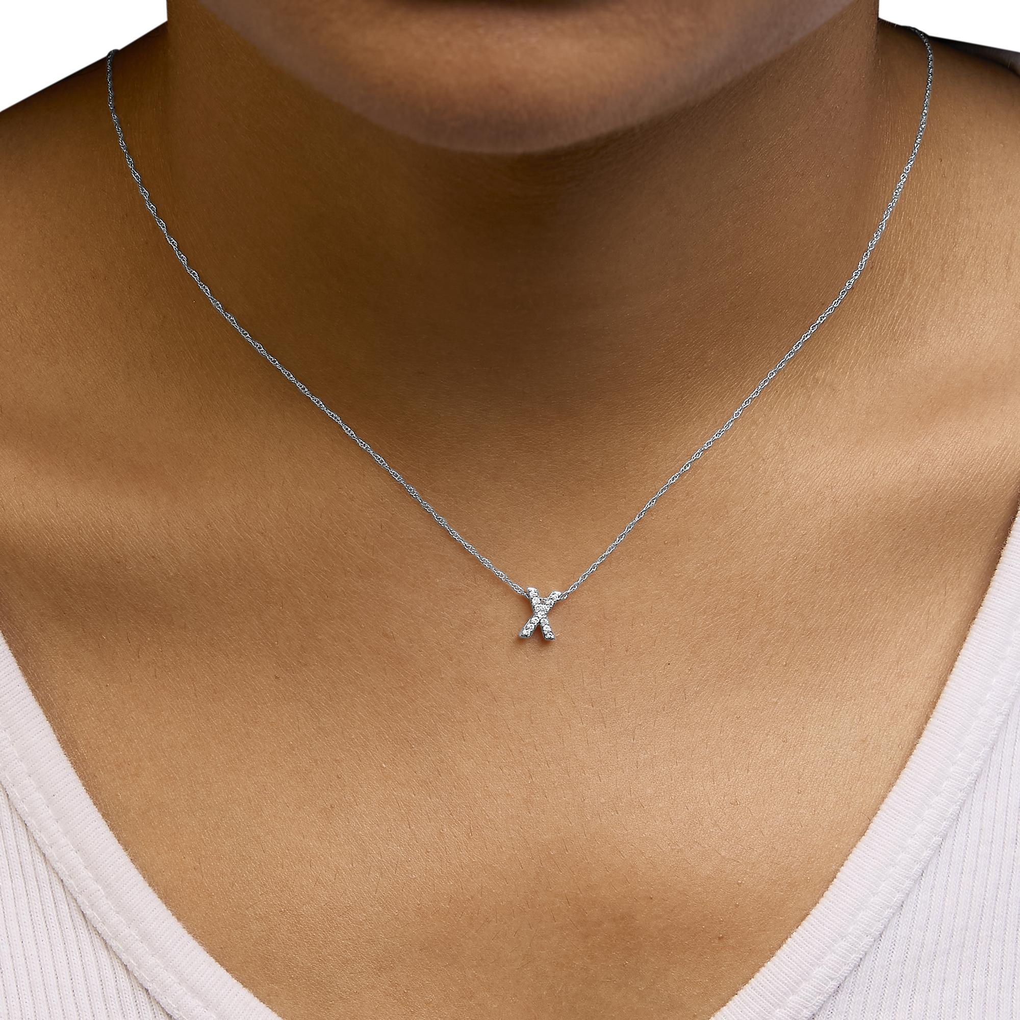 Halskette mit Initialenanhänger, 10 Karat Weißgold Diamant-Akzent 