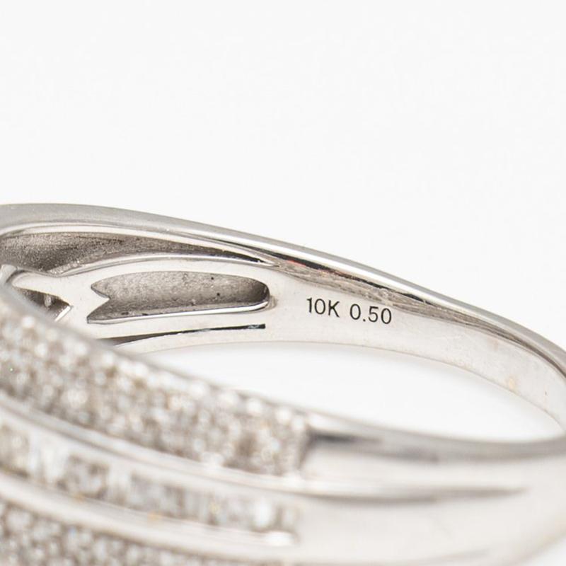 10k White Gold Diamond Anniversary Ring In Good Condition In Victoria, BC