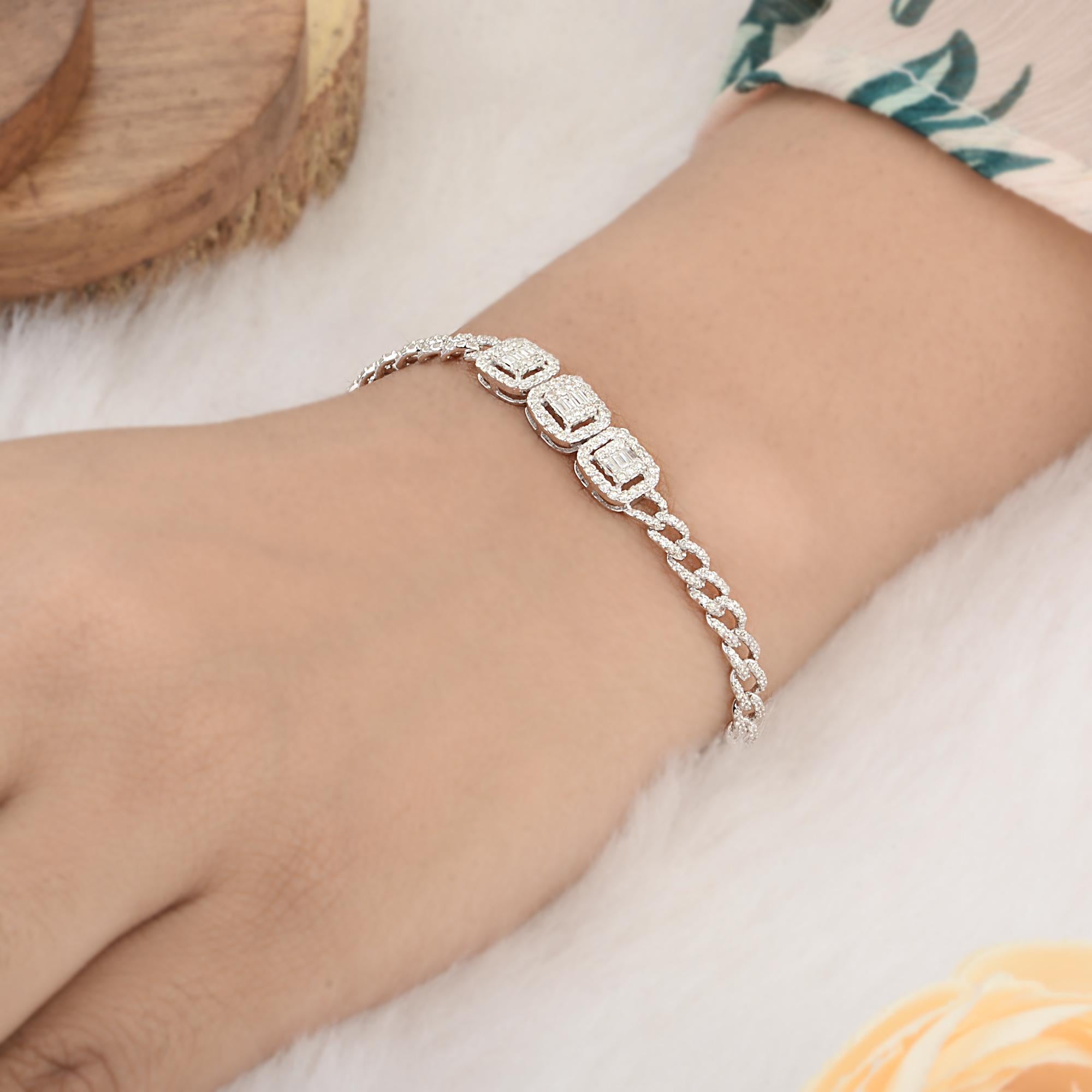 Taille ronde Bracelet à maillons cubains en or blanc 10 carats avec diamants baguettes ronds en vente