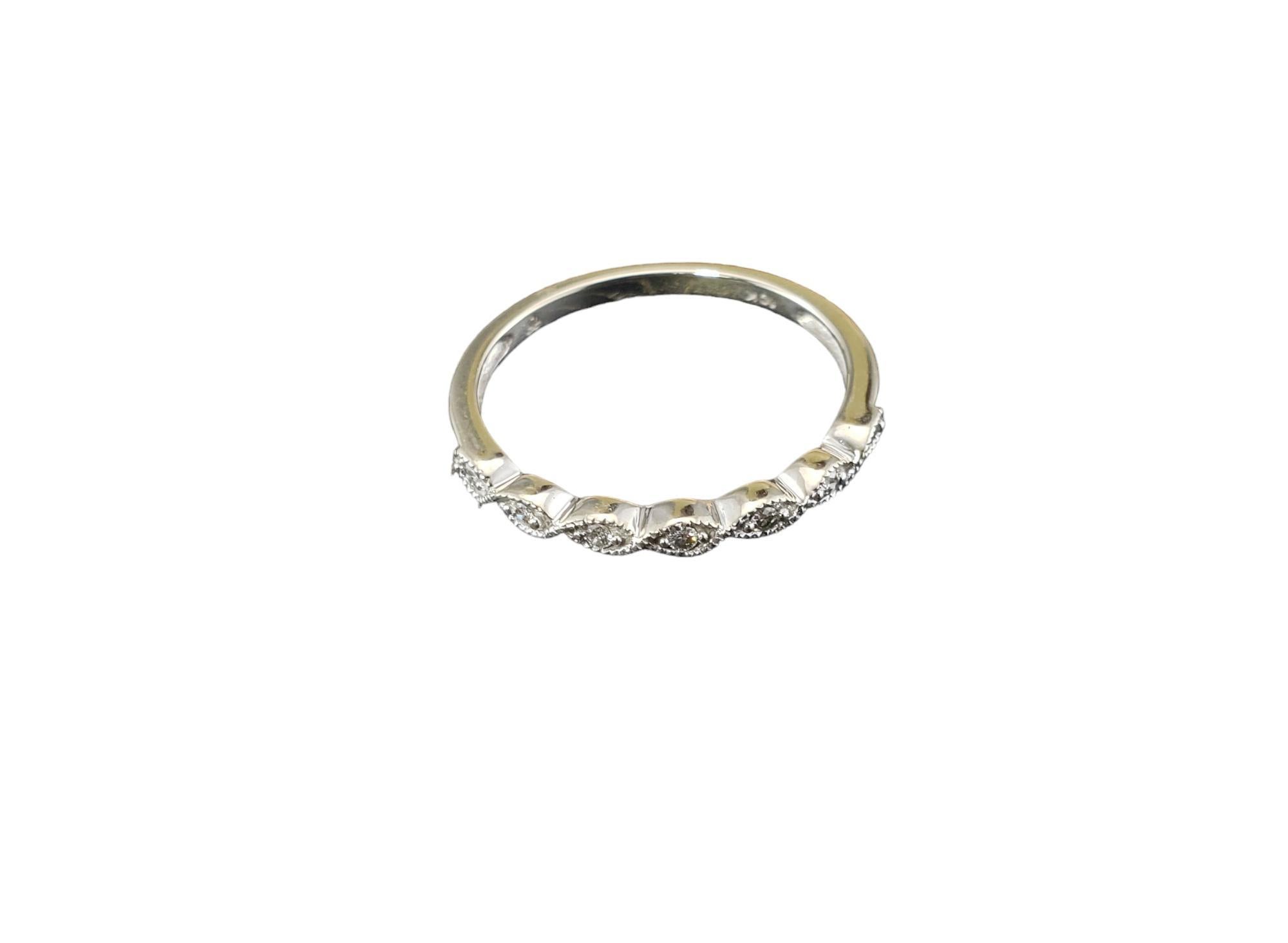 Vintage 10K White Gold Diamond Band Ring Taille 7-

Cet élégant bracelet présente sept diamants ronds de taille brillante sertis dans de l'or blanc 10K aux détails minutieux.
Largeur : 2 mm.

Poids total approximatif des diamants : 05 ct.

Couleur