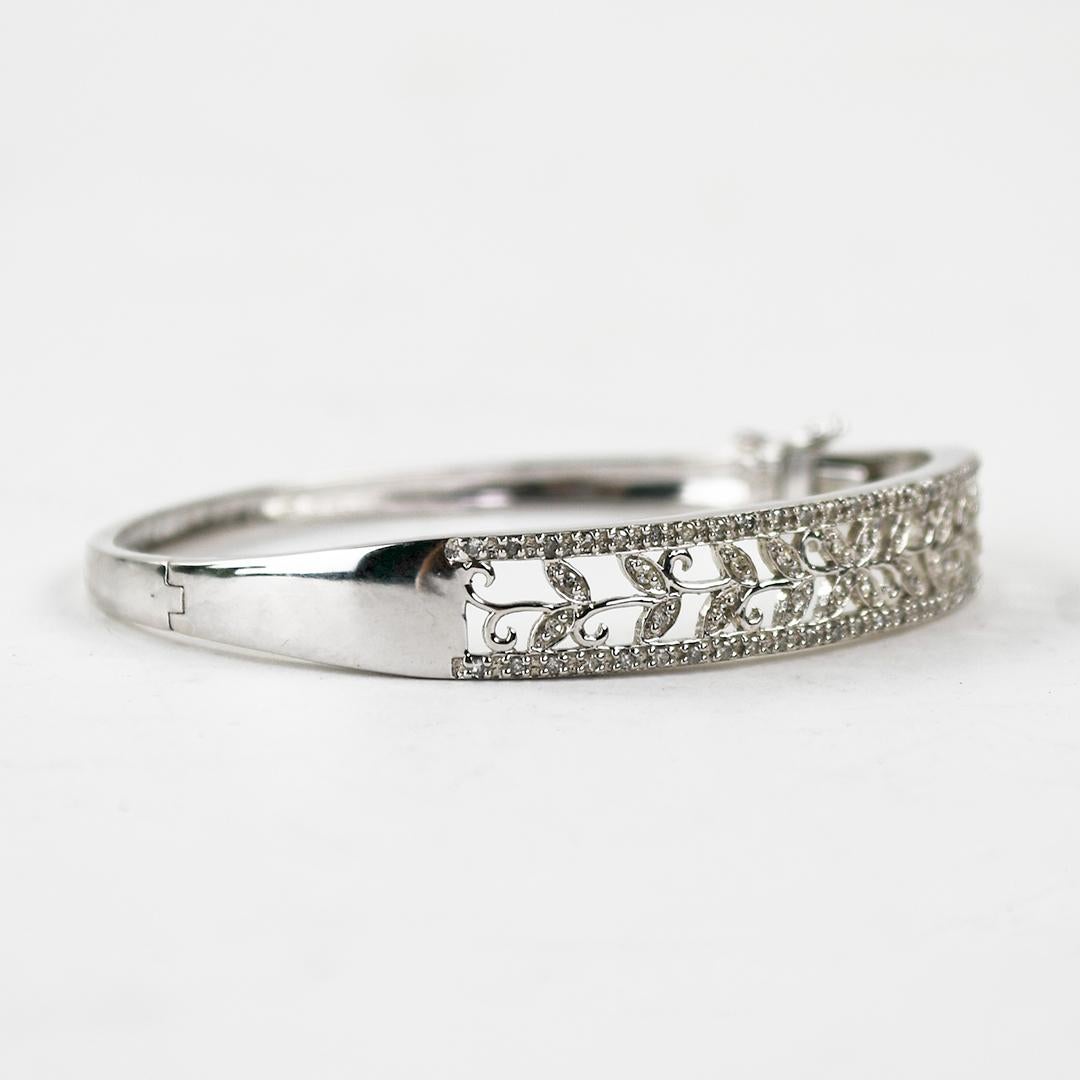 Armreif aus 10 Karat Weißgold mit Diamanten.
Gestempelt 10k und wiegt 13,8 Gramm.
Die Diamanten sind rund, einzeln geschliffen, insgesamt 0,33 Karat, Farbe I bis J, Reinheit Si.
Der Armreif ist im Retro-Look gehalten und hat eine attraktive