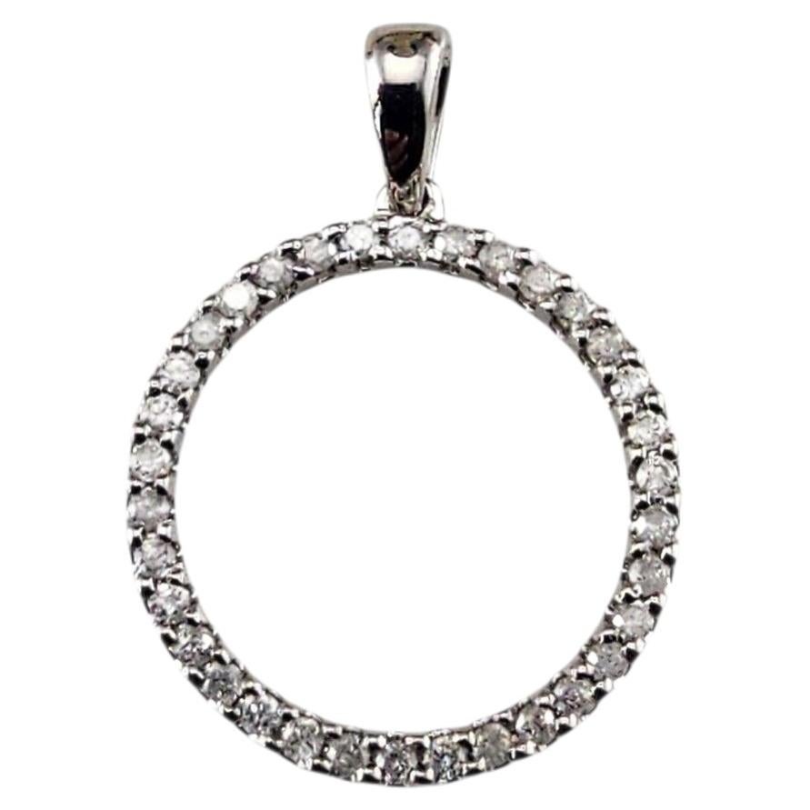 Pendentif cercle en or blanc 10 carats serti de diamants n° 24467