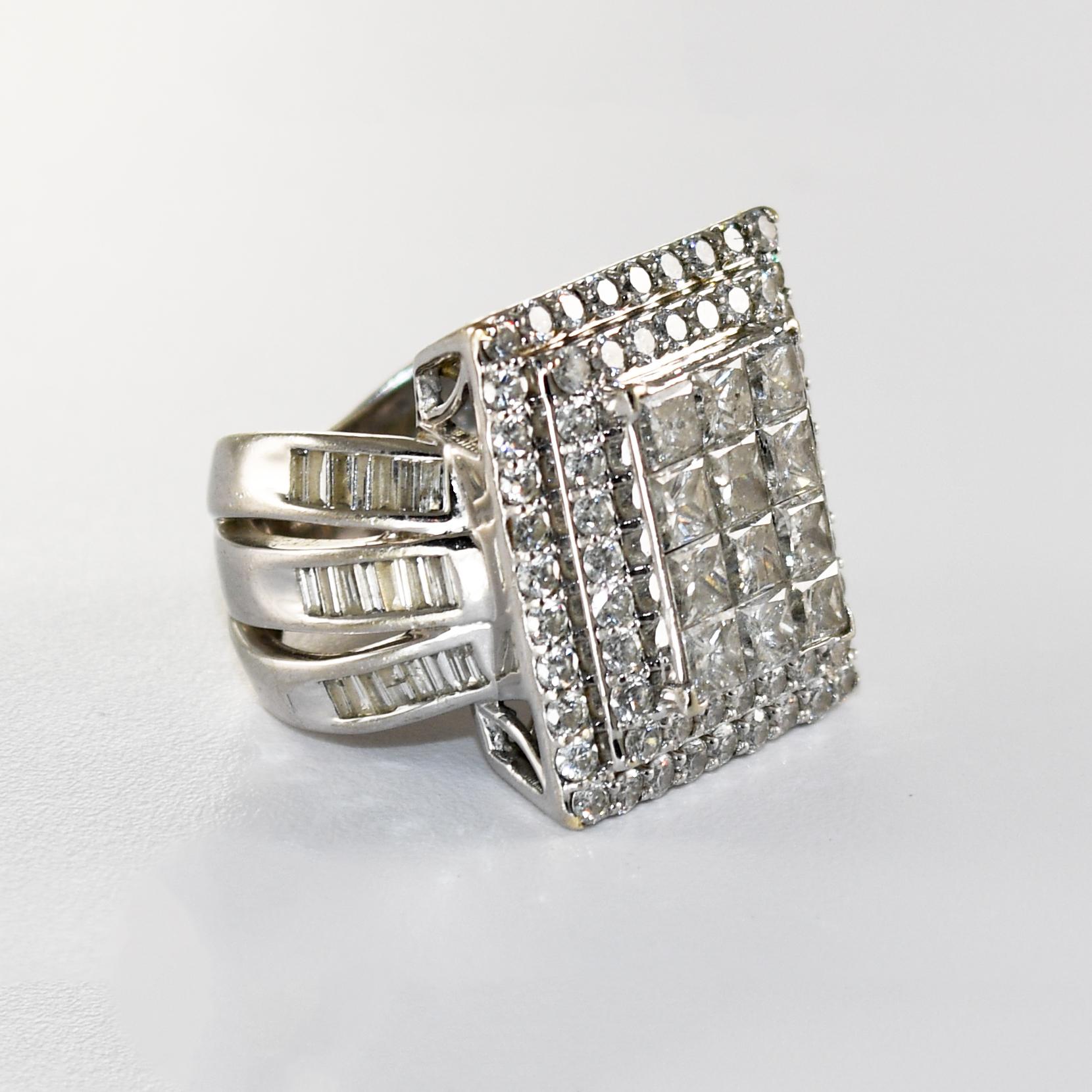 Anello da donna con diamanti a grappolo su misura in oro bianco 10 carati.
Test del 41% di oro con un analizzatore di metalli XRF.
Il peso lordo dell'anello è di 10,9 grammi.
La parte superiore dell'anello misura 20 mm per 18 mm.
Al centro ci sono