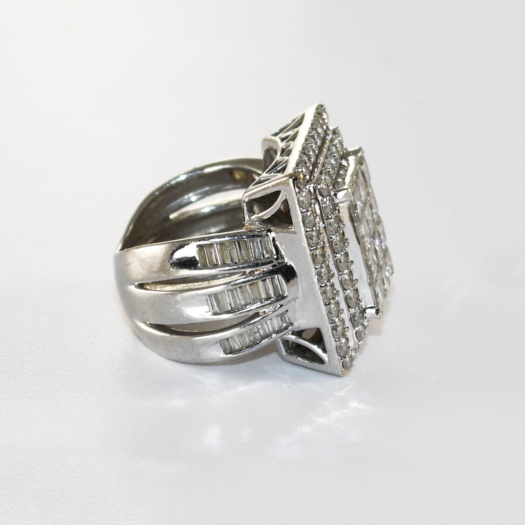 Taglio princess Anello a grappolo con diamanti in oro bianco 10K 3,00ct in vendita