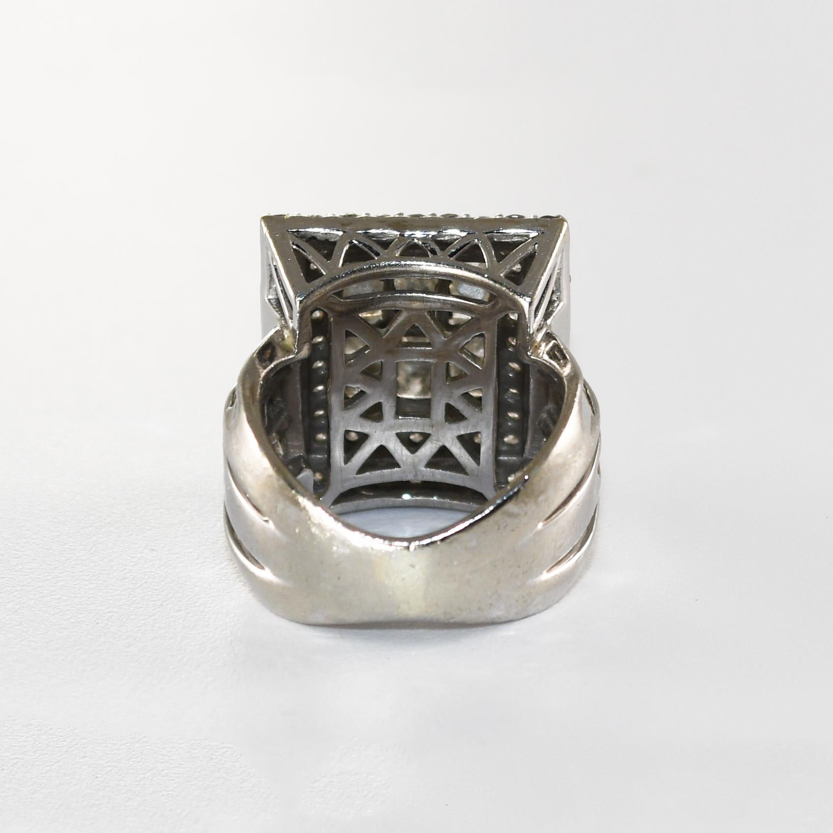 Anello a grappolo con diamanti in oro bianco 10K 3,00ct In condizioni ottime in vendita a Laguna Beach, CA