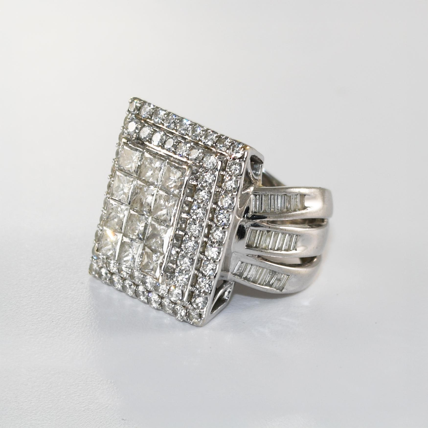 Anello a grappolo con diamanti in oro bianco 10K 3,00ct in vendita 1