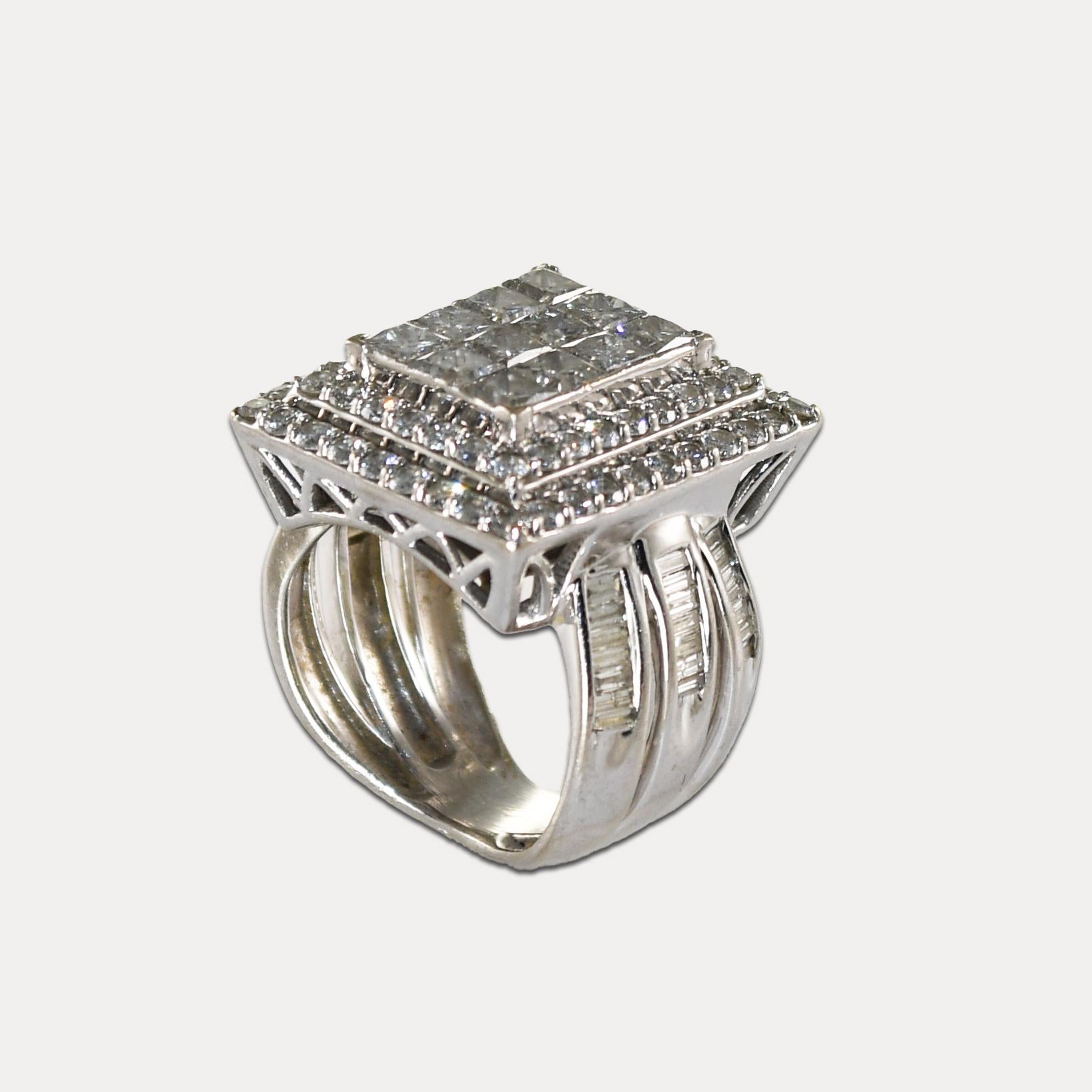 Anello a grappolo con diamanti in oro bianco 10K 3,00ct in vendita 2