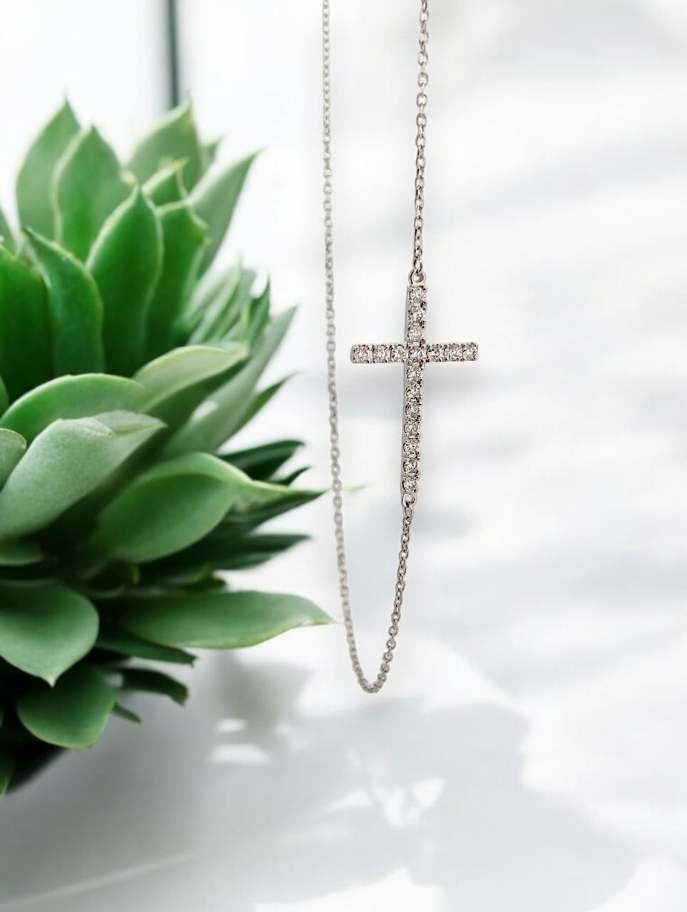 Taglio cuscino Faeryn  Collana con croce di diamanti in oro bianco 10k e diamanti naturali da .25 CTW in vendita