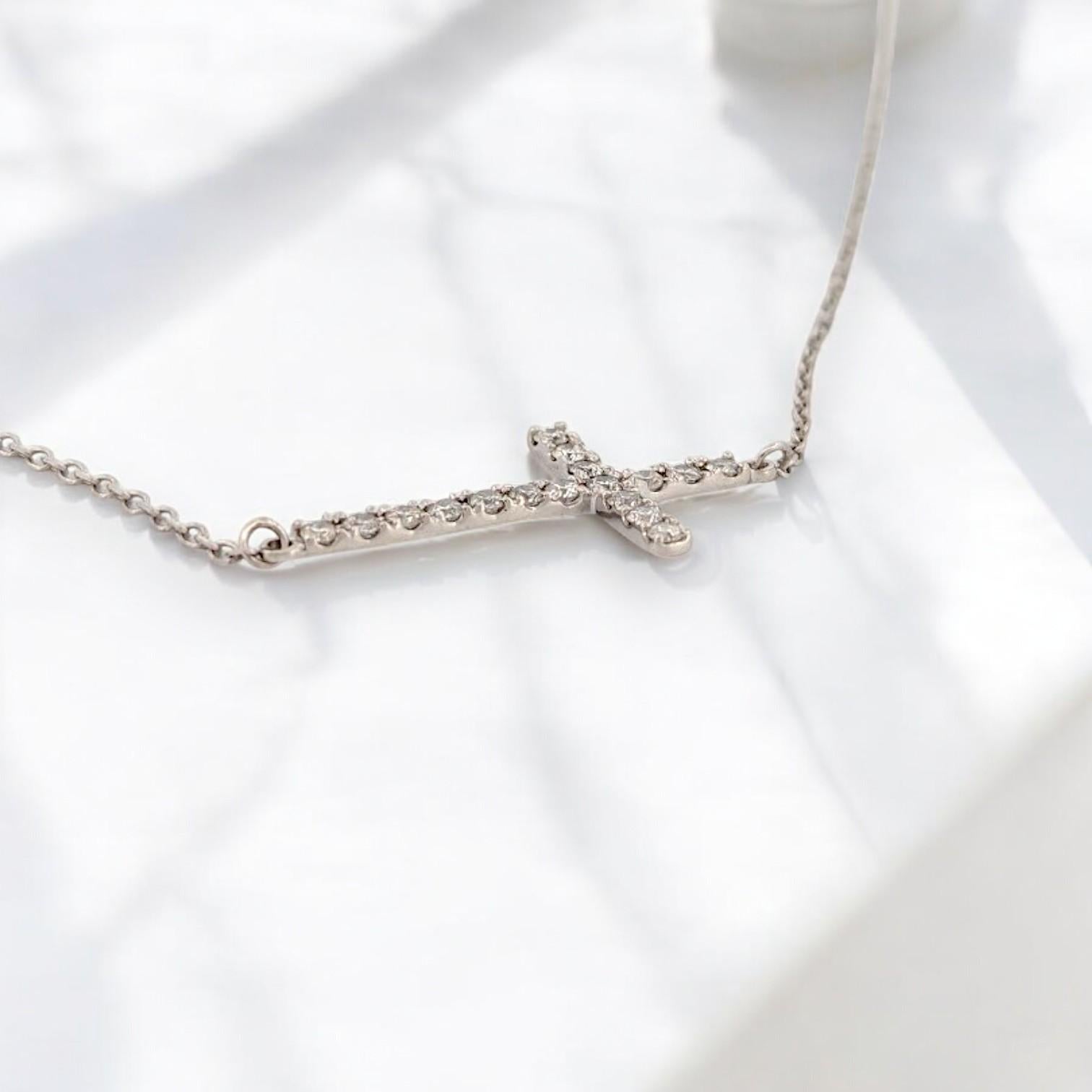Faeryn  Collana con croce di diamanti in oro bianco 10k e diamanti naturali da .25 CTW In condizioni Nuovo in vendita a Greeneville, TN