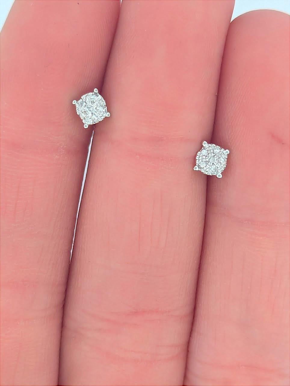 Taglio smeraldo Sable  Orecchini con diamanti in oro bianco 10K, 0,06 CTW di diamanti naturali in vendita