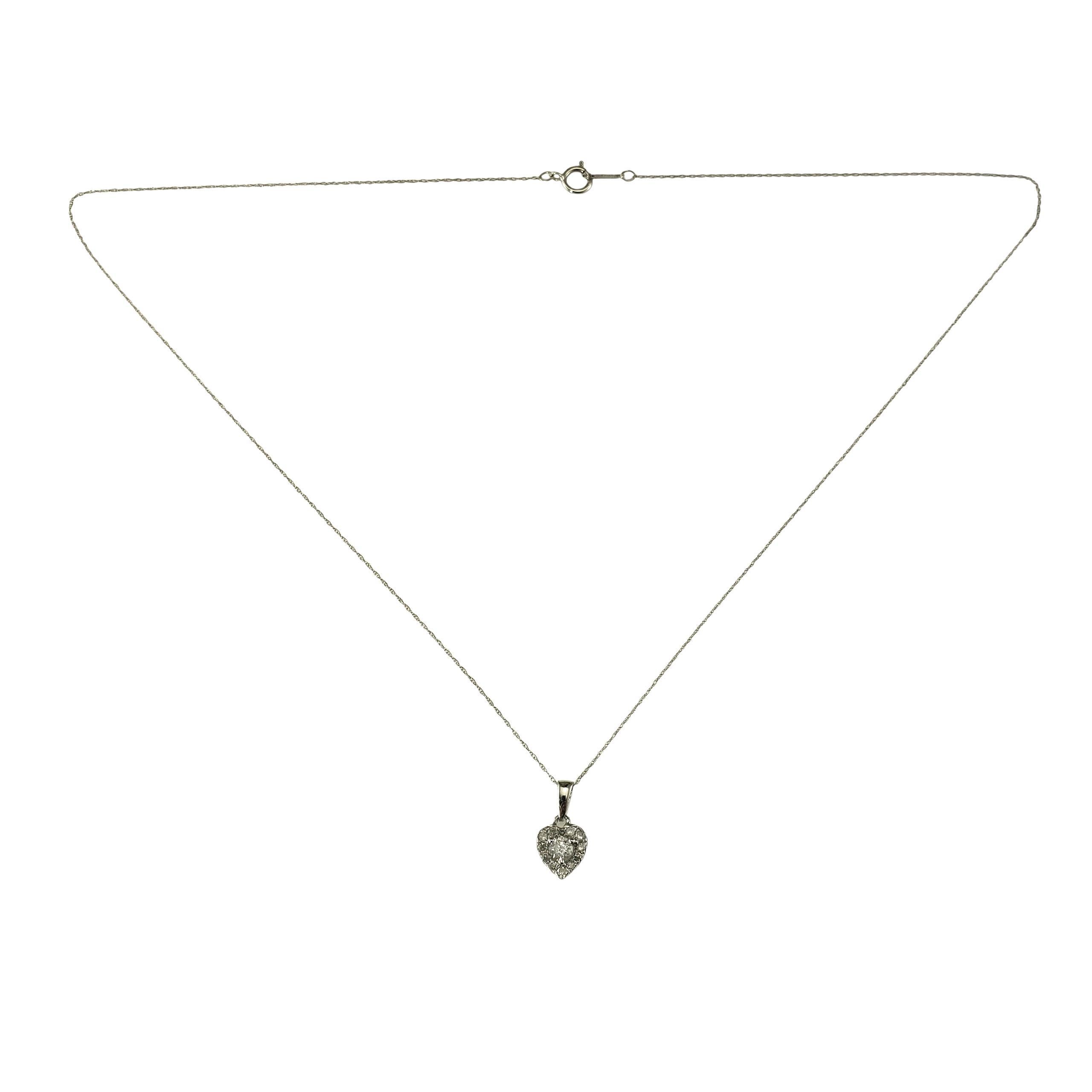 Collana con ciondolo a forma di cuore in oro bianco 10K e diamanti.

Delicato e senza tempo, questo delizioso ciondolo a cuore brilla con 13 diamanti rotondi incastonati in oro bianco 10K. Sospeso da una sottile catena abbinata, crea un look