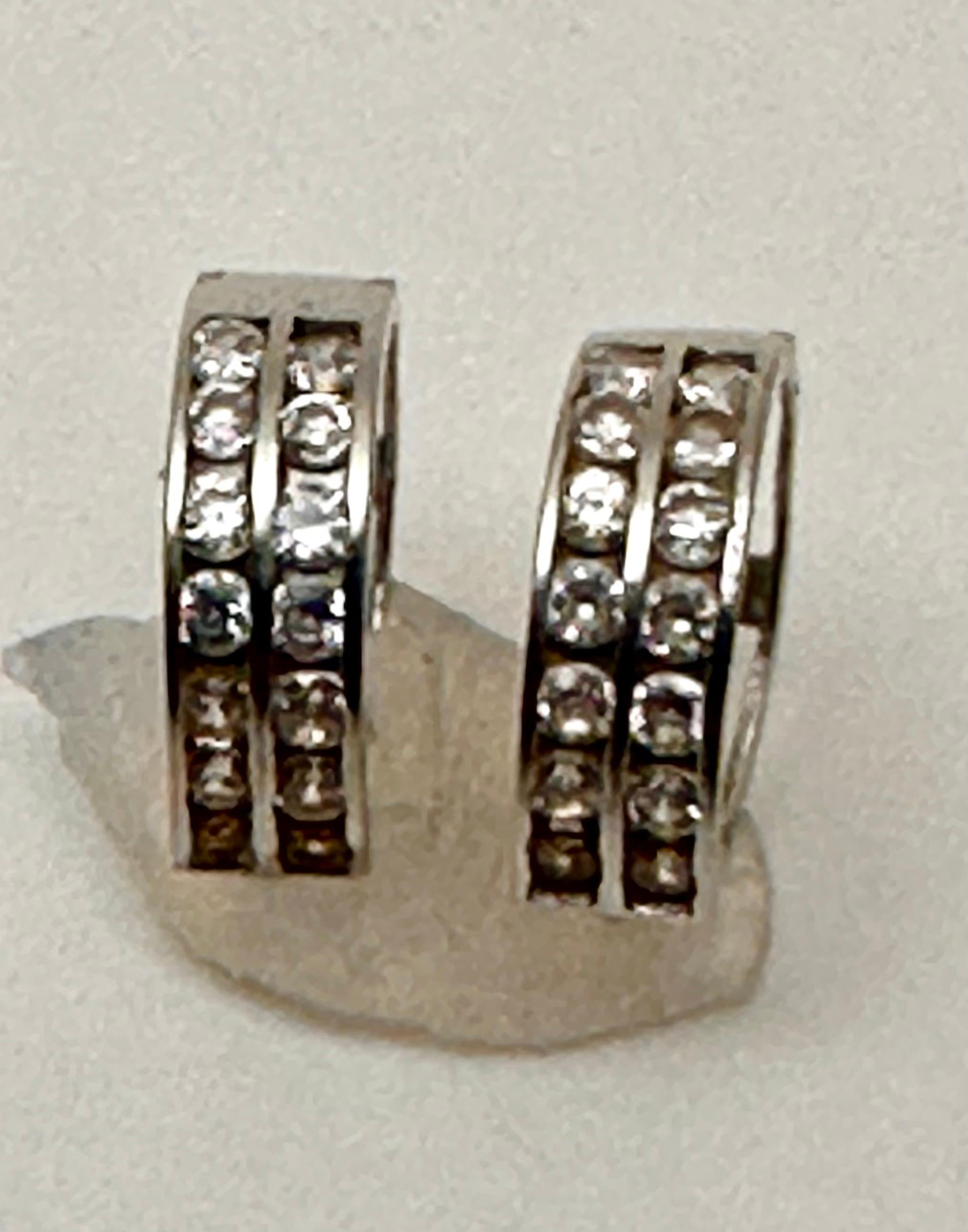 Taille ronde Boucles d'oreilles en or blanc 10k diamant Huggie 1/2