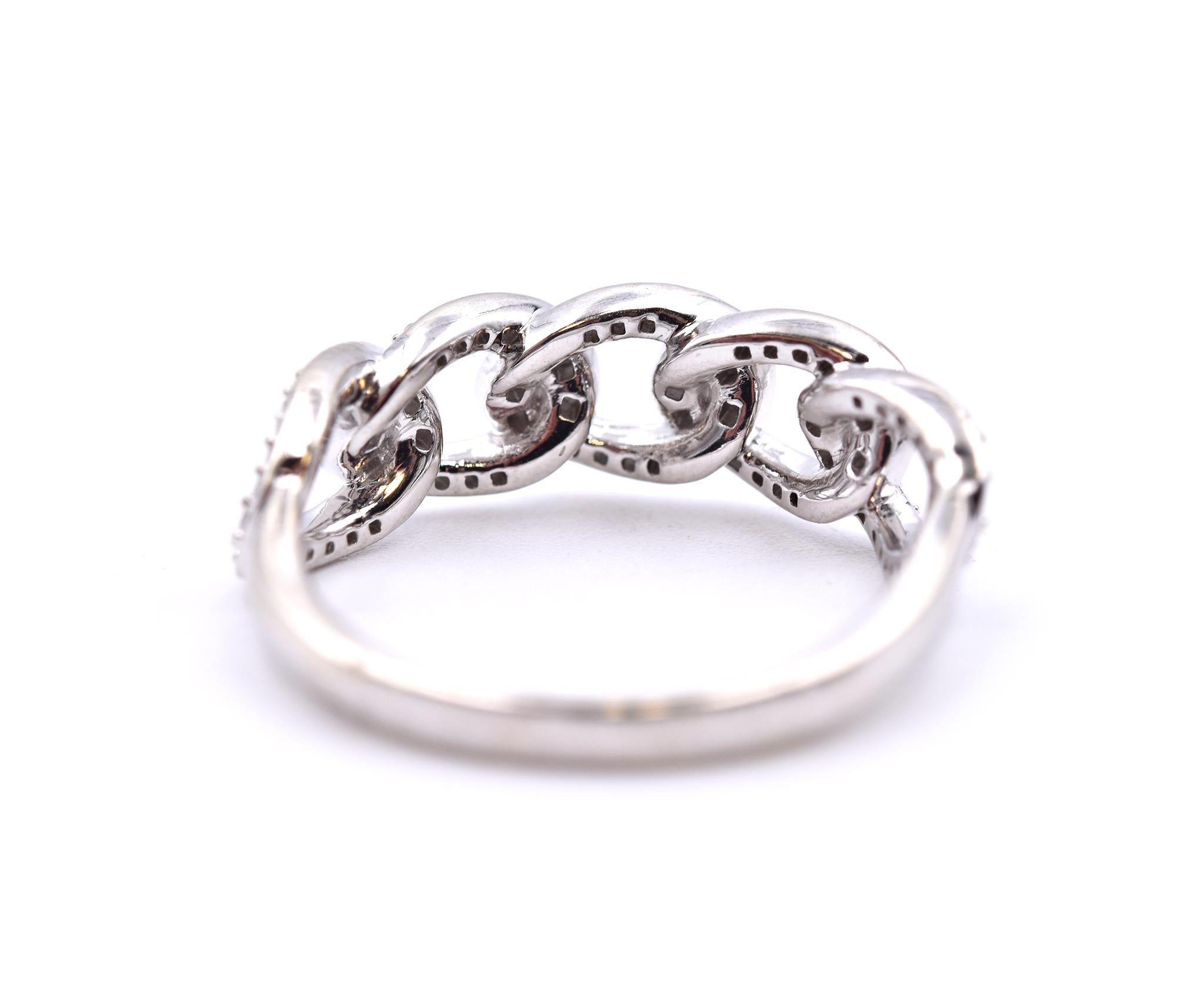 Round Cut 10 Karat White Gold Diamond Link Fashion Ring