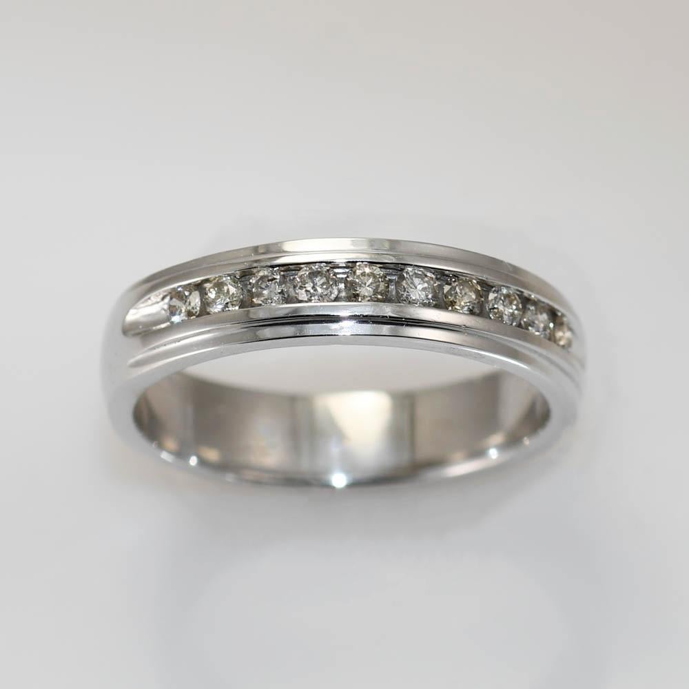 Diamantener Ehering für Männer aus 10 Karat Weißgold.
Gestempelt 10k und wiegt 6,7 Gramm.
Die Diamanten haben einen runden Brillantschliff, insgesamt 0,35 Karat, Farbe K bis M, Reinheit Si bis i1.
Das Band ist 5.25 mm breit.
Die Ringgröße ist 11 3/8