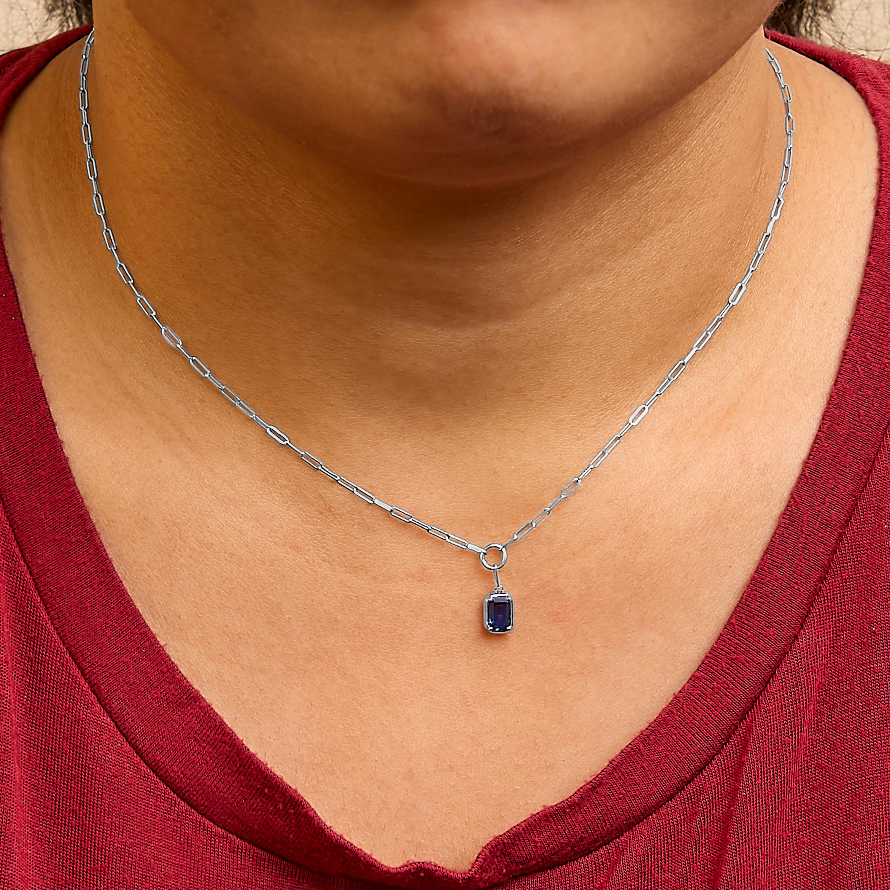 Moderne Collier pendentif solitaire en or blanc 10K, taille émeraude, saphir bleu 6x4 MM en vente