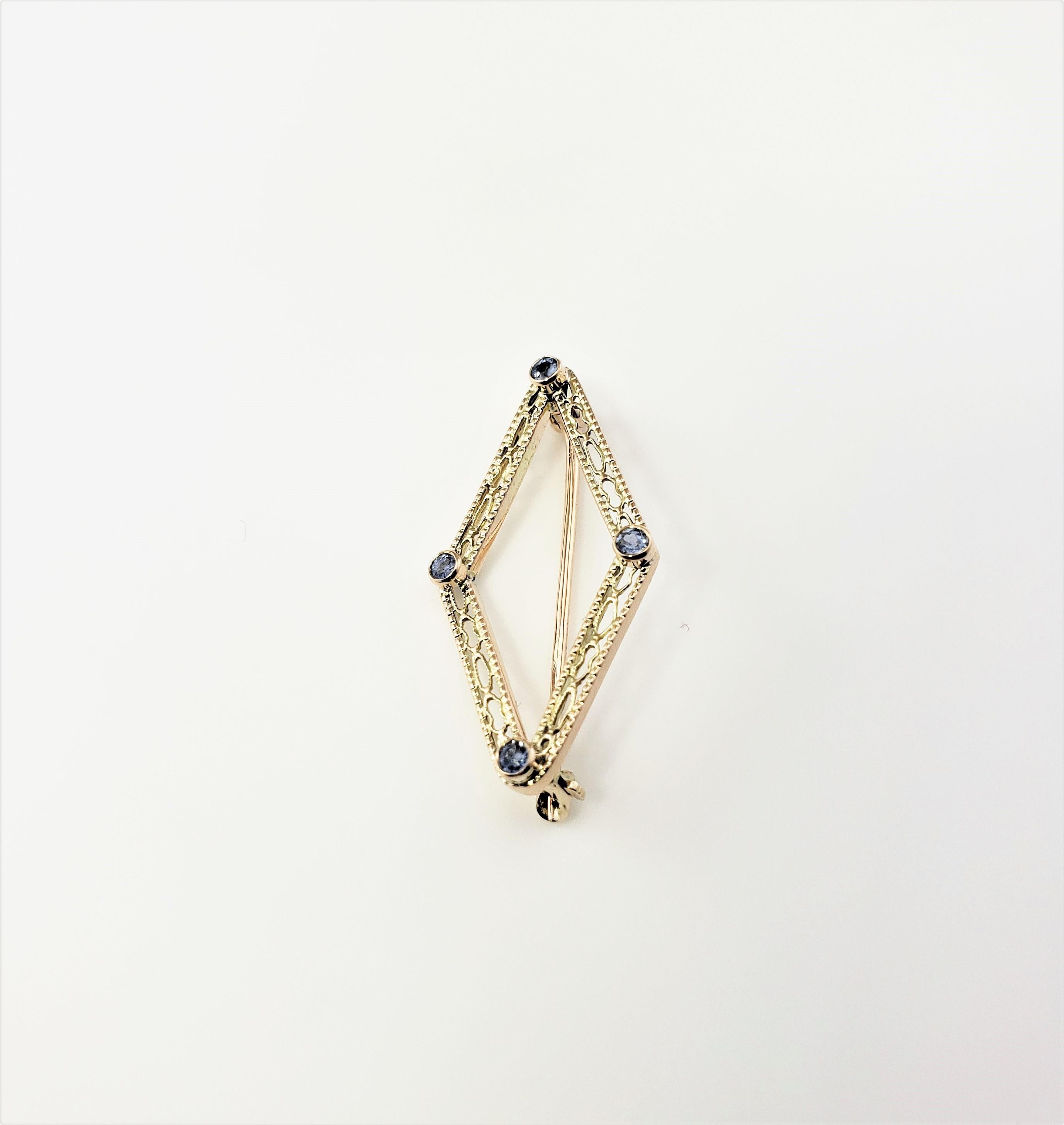 Vintage 10 Karat Yellow Gold Filigree Brooch/Pendant-

This lovely brooch features four blue topaz stone set in beautifully detailed 10K yellow gold filigree.

Size:  29 mm x  15 mm 

Weight:  0.9 dwt. /  1.4 gr. 

Stamped:  14K

Very good