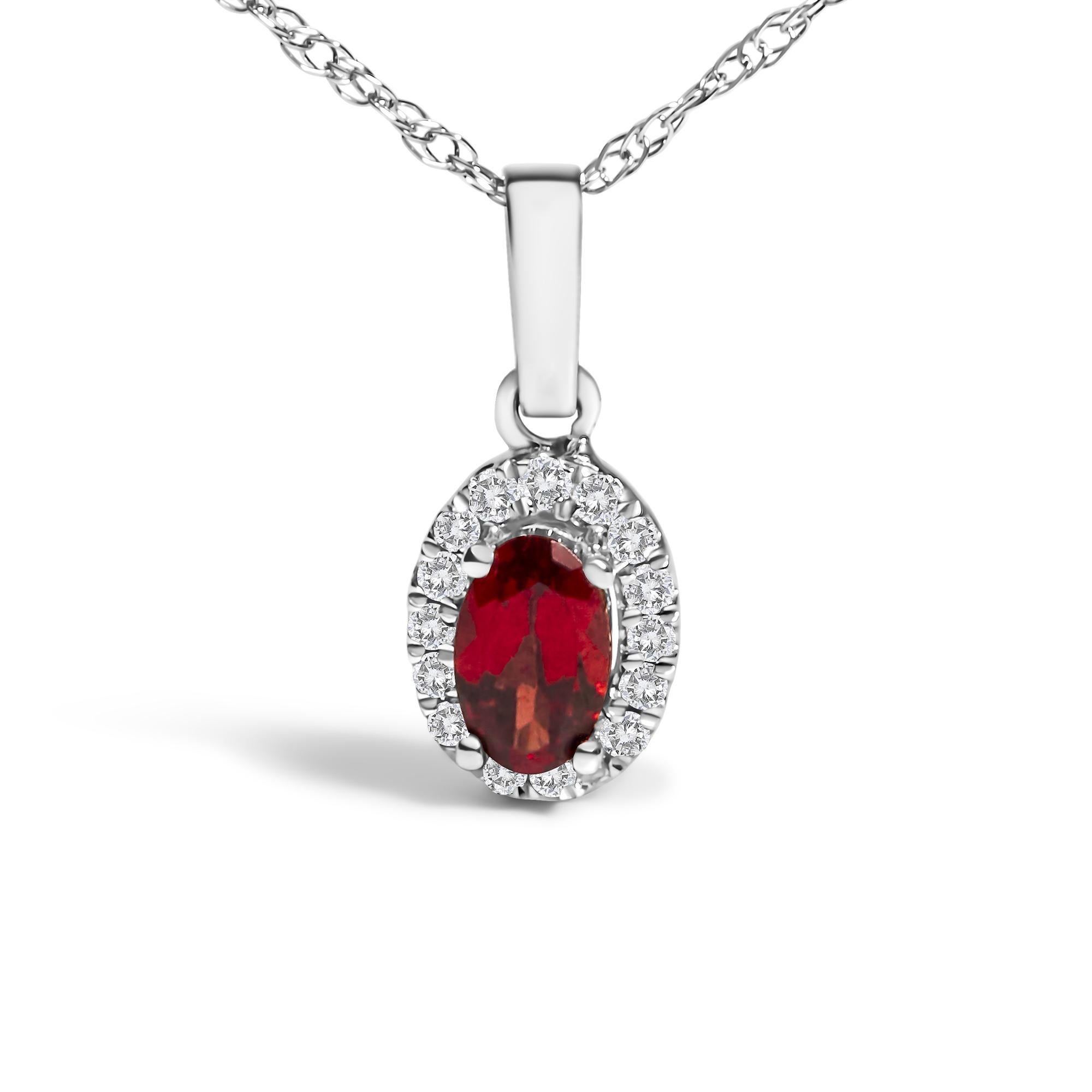 Racchiudendo con eleganza l'essenza della grazia, questa collana in oro bianco 10K rodiato ha come cuore un affascinante granato rosso di forma ovale. Di provenienza naturale e con un trattamento del colore migliorato, le tonalità rosso intenso del