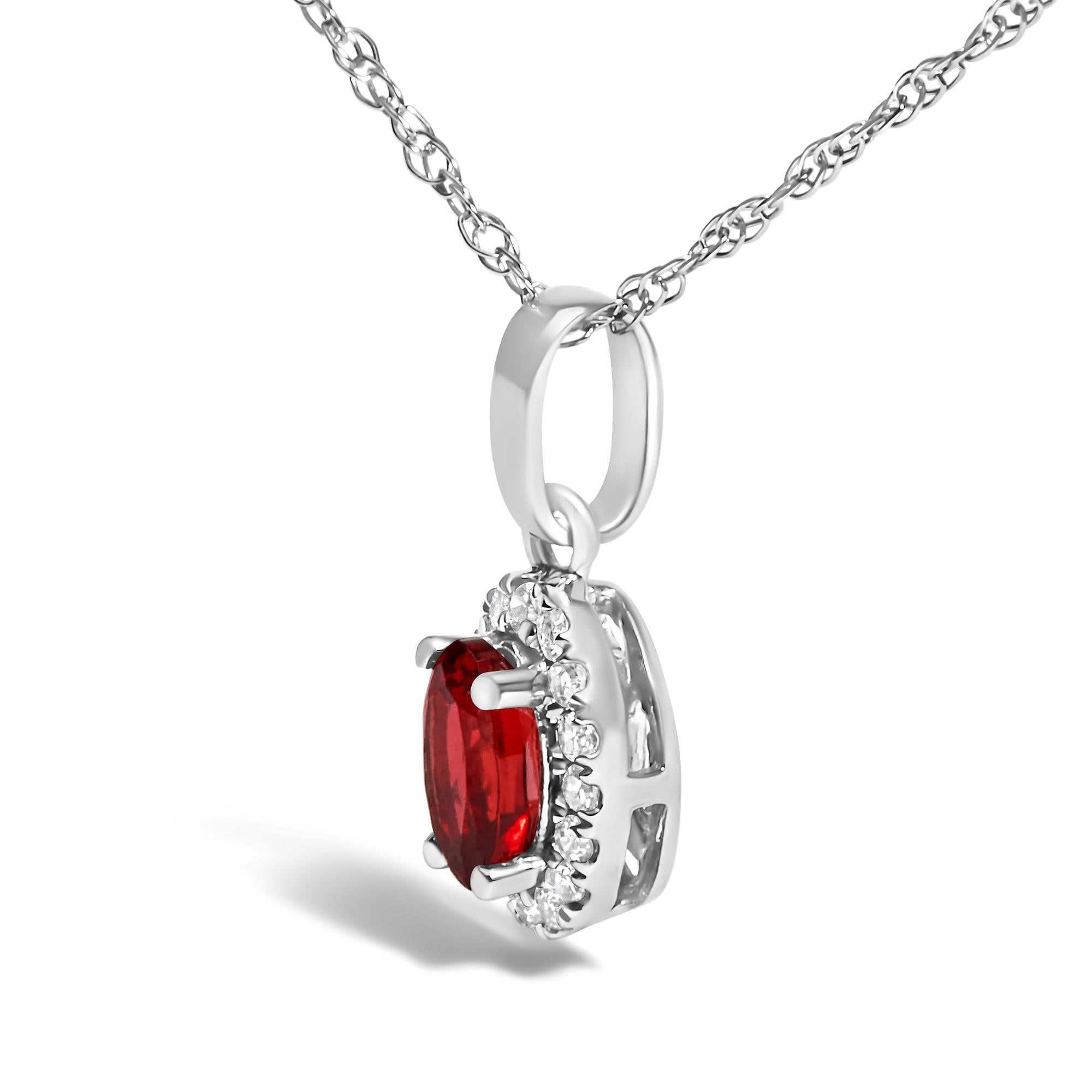 Moderno Collana con ciondolo a forma ovale con pietre preziose e accenti di diamanti in oro bianco 10K in vendita