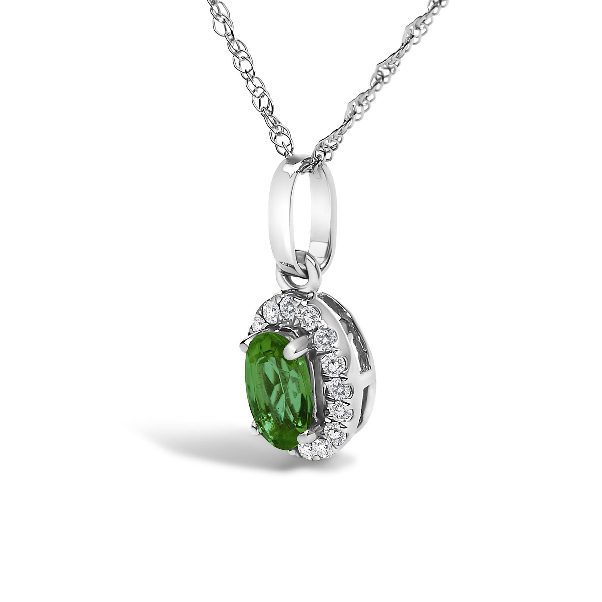 Moderno Collana con ciondolo a forma ovale con pietre preziose e accenti di diamanti in oro bianco 10K in vendita