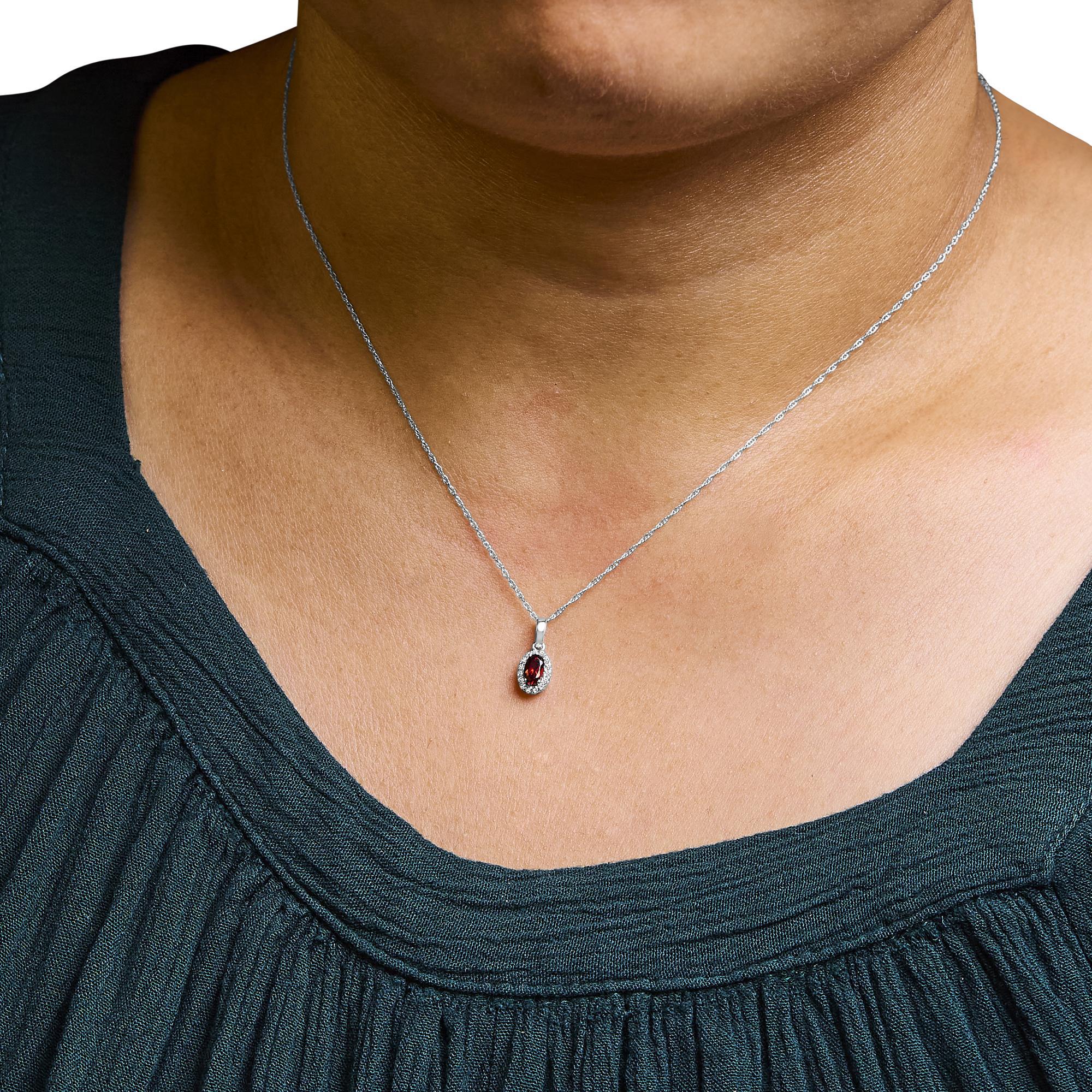 Taglio ovale Collana con ciondolo a forma ovale con pietre preziose e accenti di diamanti in oro bianco 10K in vendita