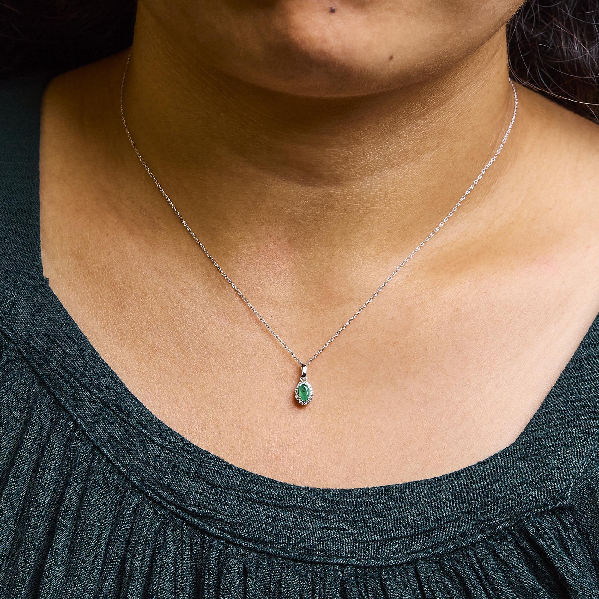 Taglio ovale Collana con ciondolo a forma ovale con pietre preziose e accenti di diamanti in oro bianco 10K in vendita
