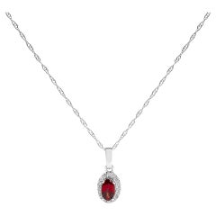 Collana con ciondolo a forma ovale con pietre preziose e accenti di diamanti in oro bianco 10K