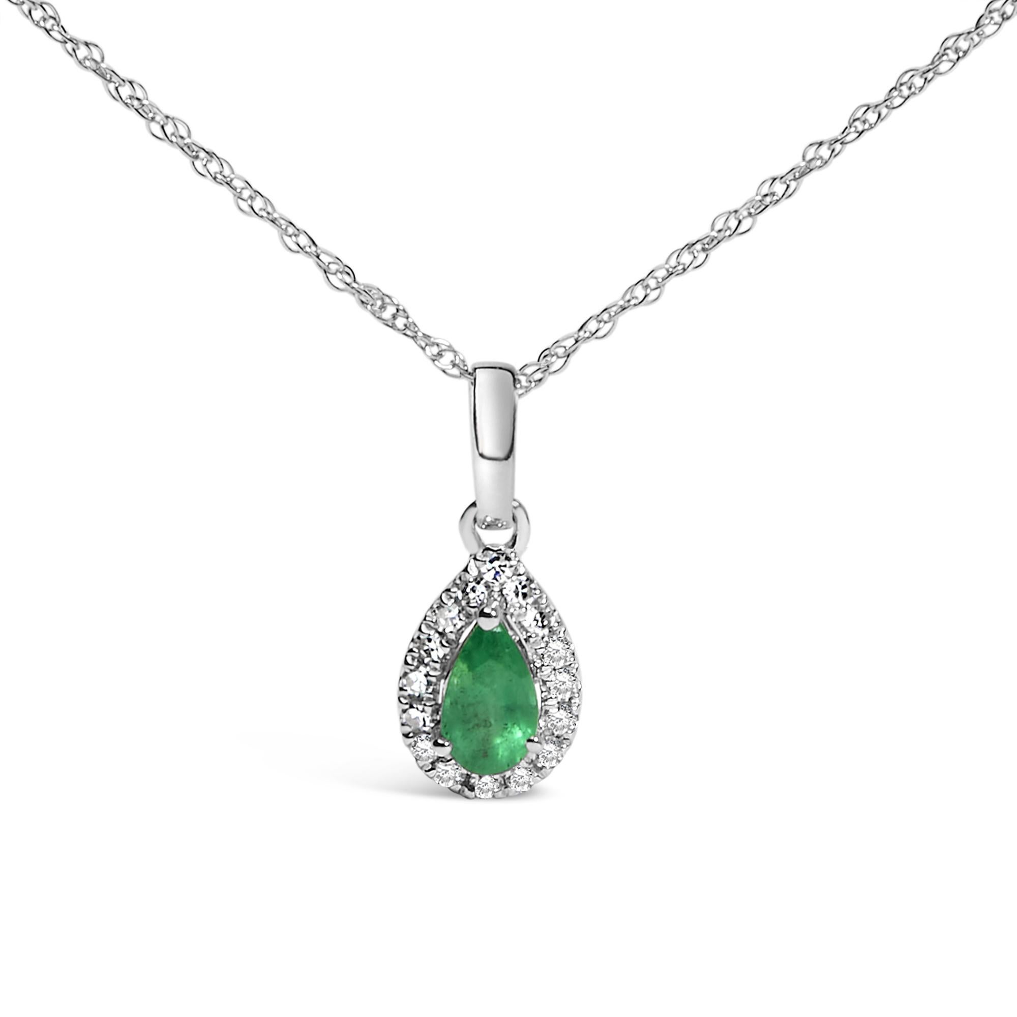 L'eleganza si avvolge intorno al tuo collo con questa incantevole collana con ciondolo in oro bianco 10K, dove un lussuoso smeraldo verde a forma di pera è al centro della scena, esaltato unicamente dal suo fascino naturale. Con una delicata misura