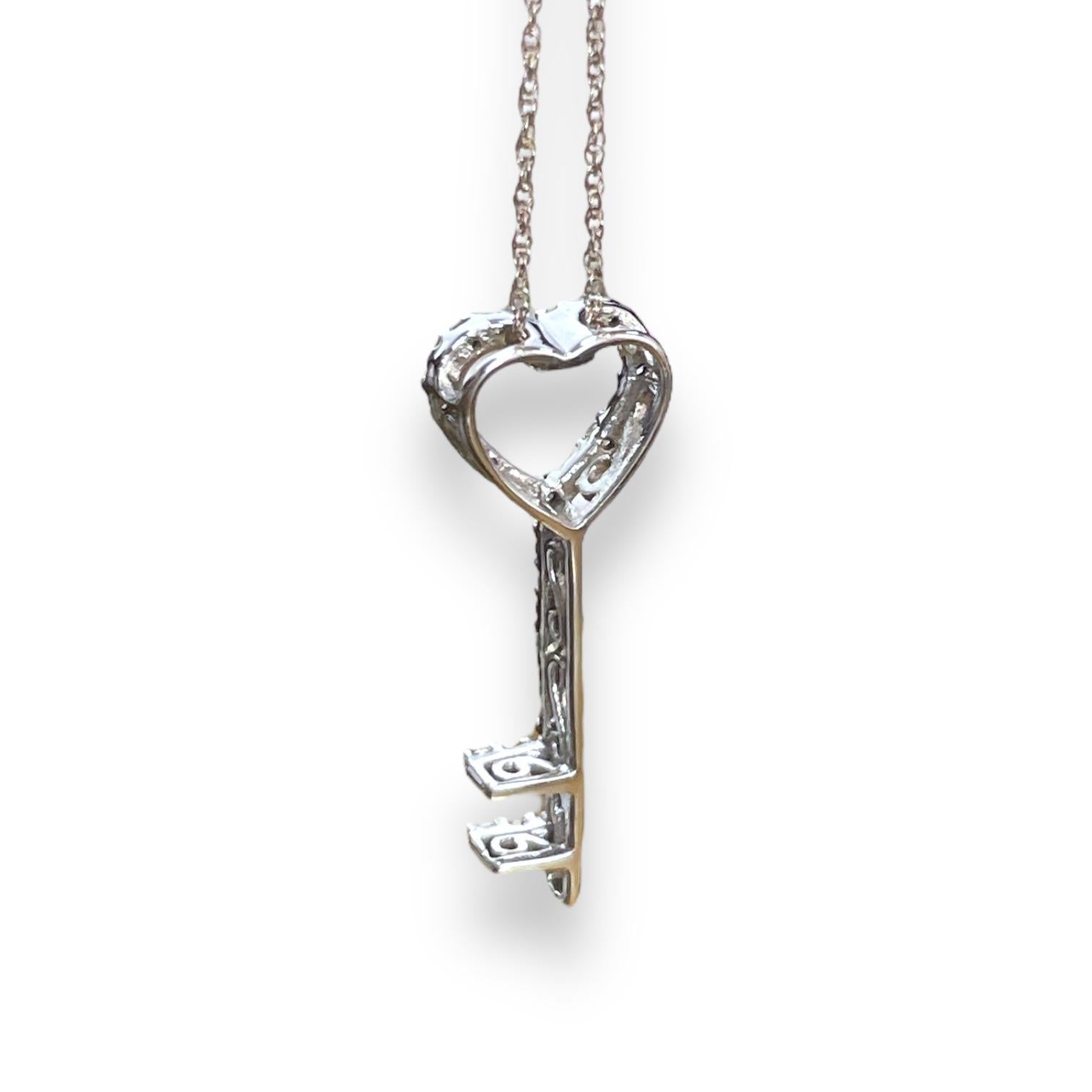 Moderno Ciondolo con chiave a cuore in oro bianco 10K e diamanti scintillanti in vendita