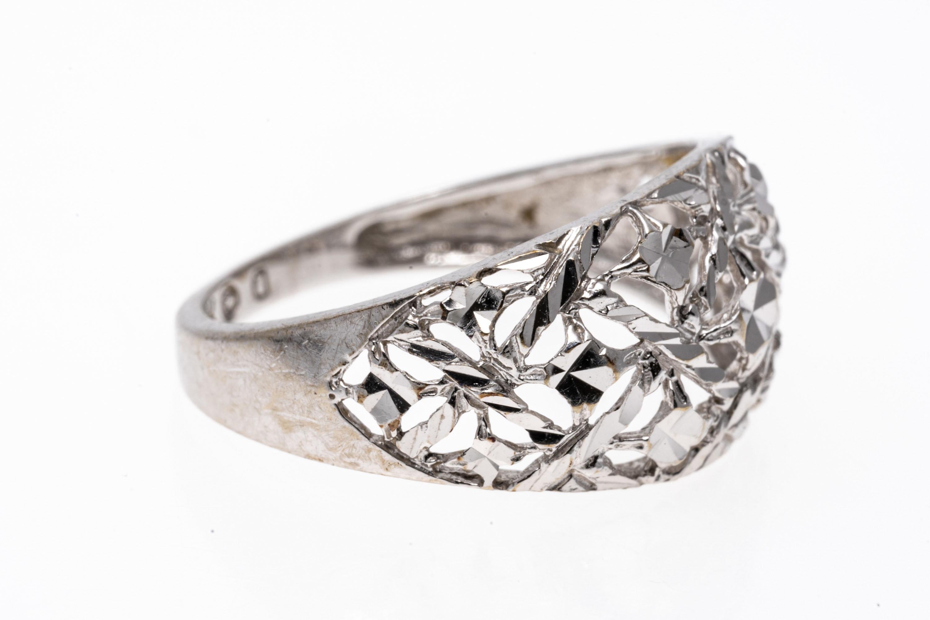 10k white gold ring. This pretty, sparkly ring is a dome style, set with a lattice style top which is accented by diamond cuts.
Marks: 10k
Dimensions: 3/4
